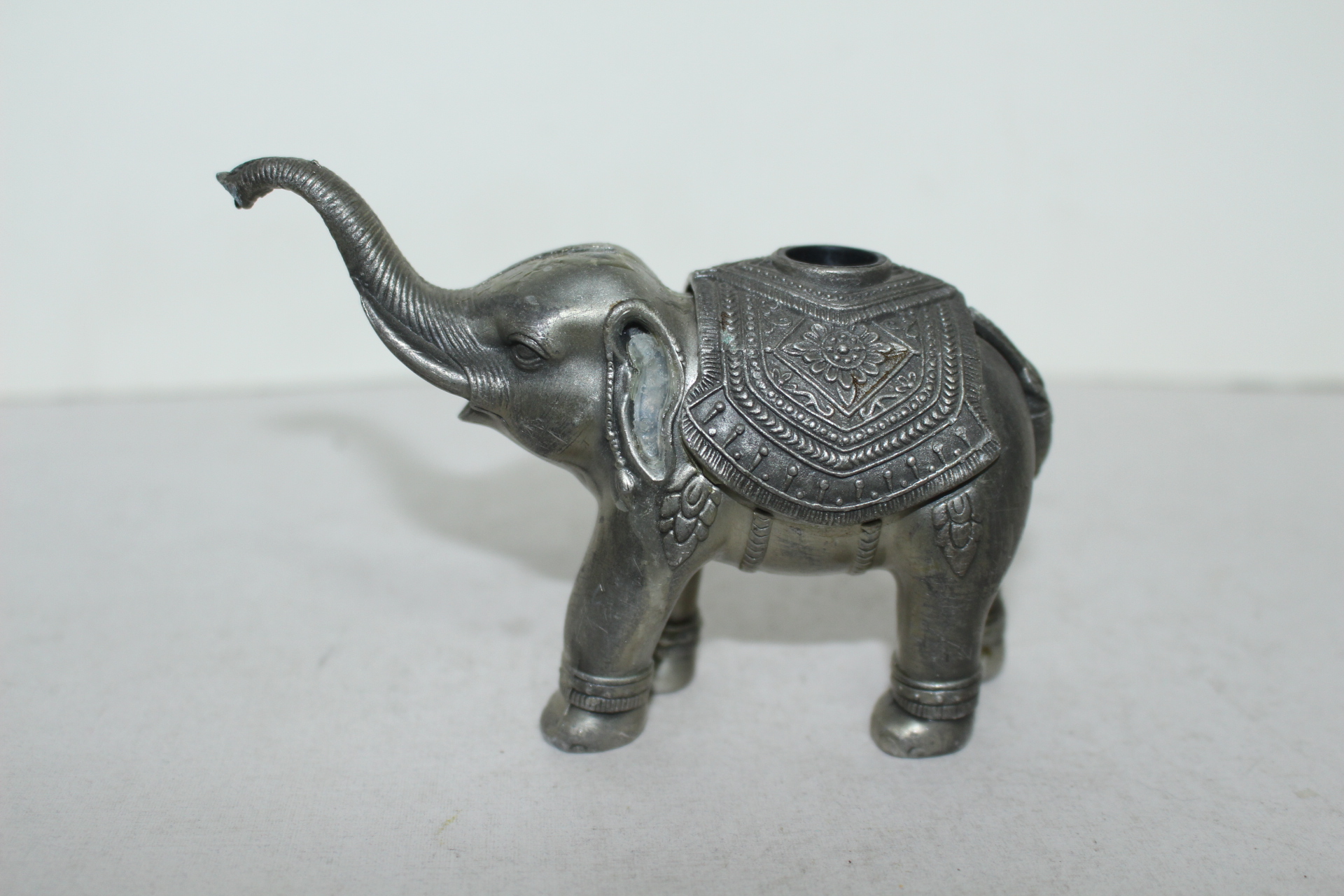 묵직한 백동으로된 코끼리 조각상