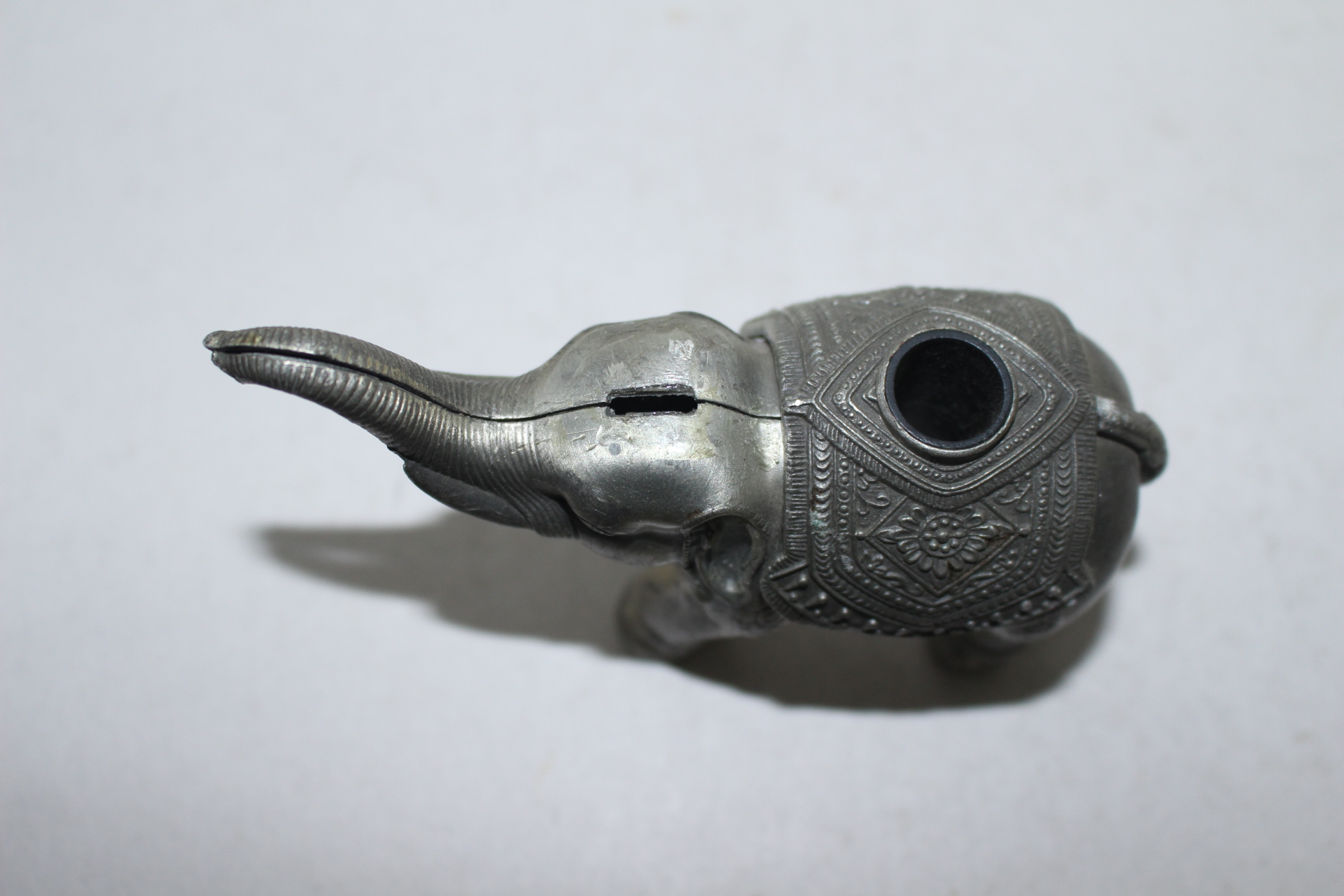 묵직한 백동으로된 코끼리 조각상