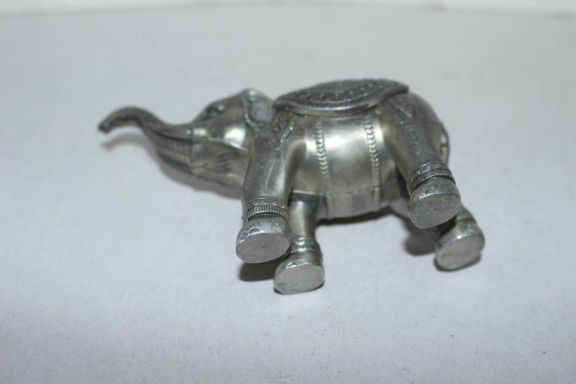 묵직한 백동으로된 코끼리 조각상