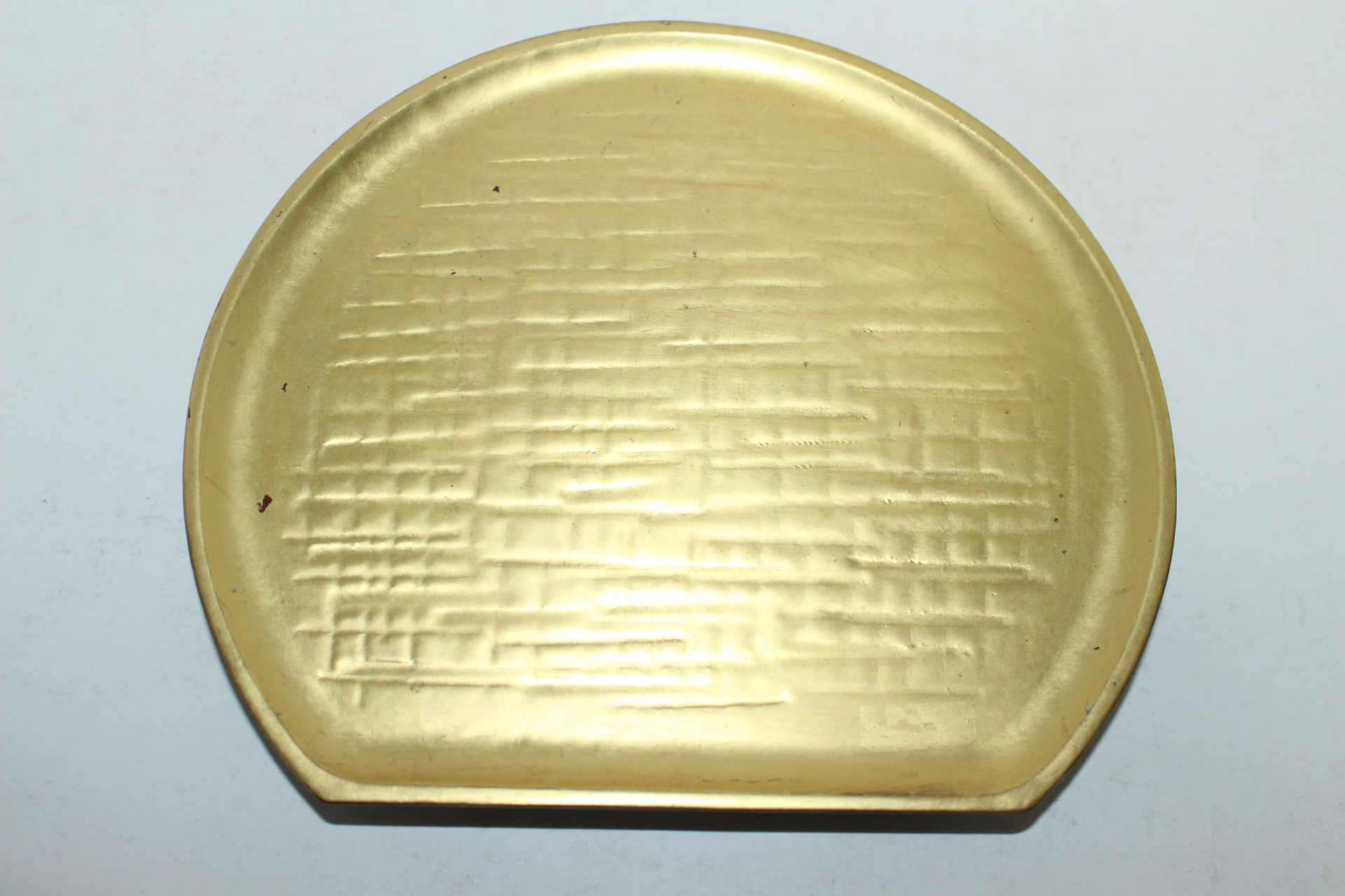 원목나무에 금채된 차반