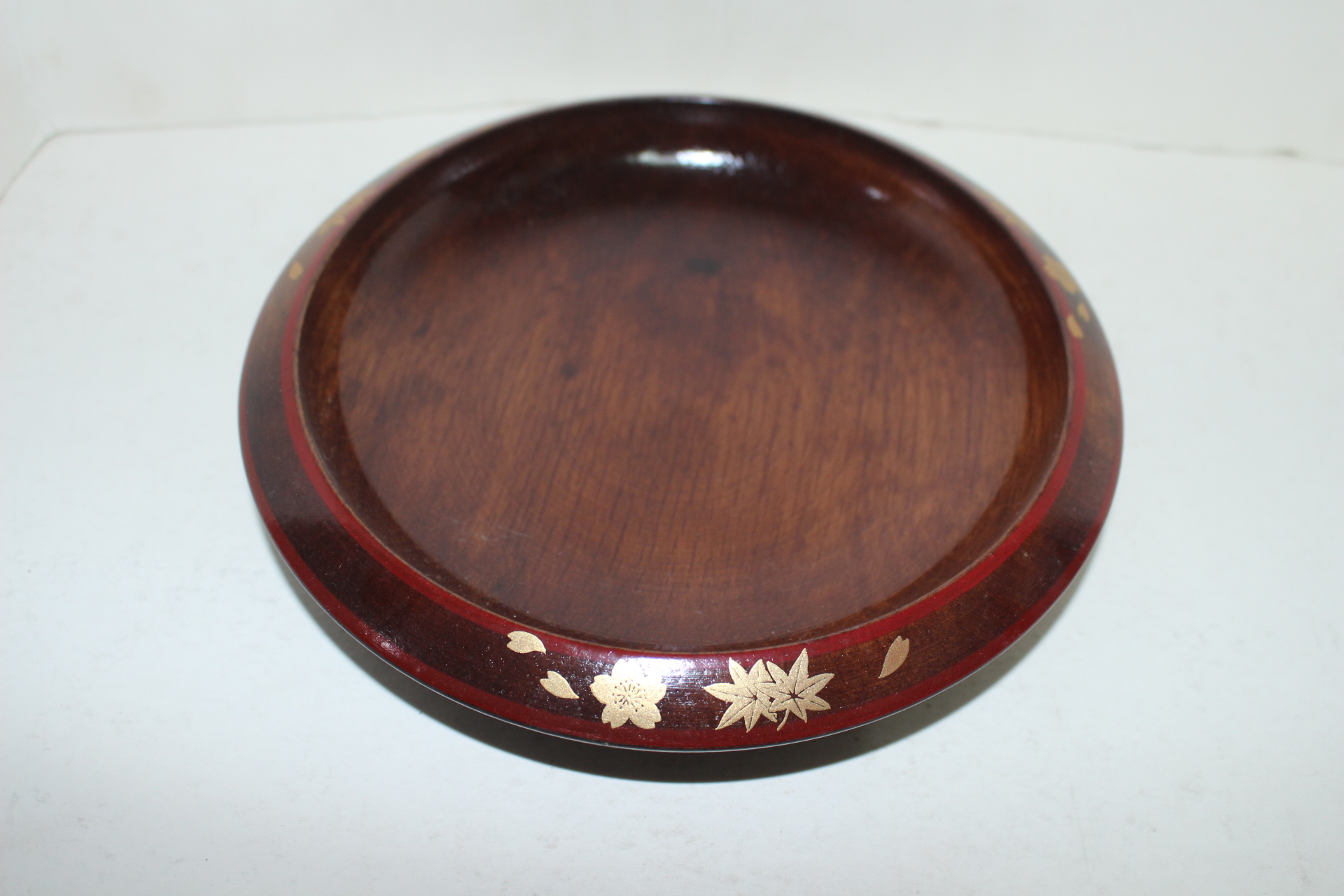 원목나무에 금채화문된 차반