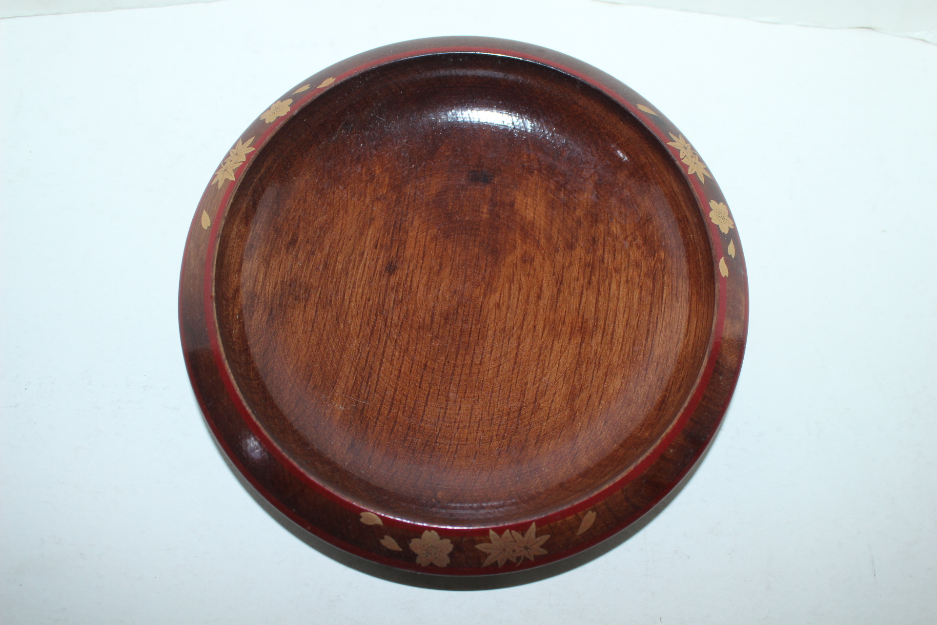 원목나무에 금채화문된 차반