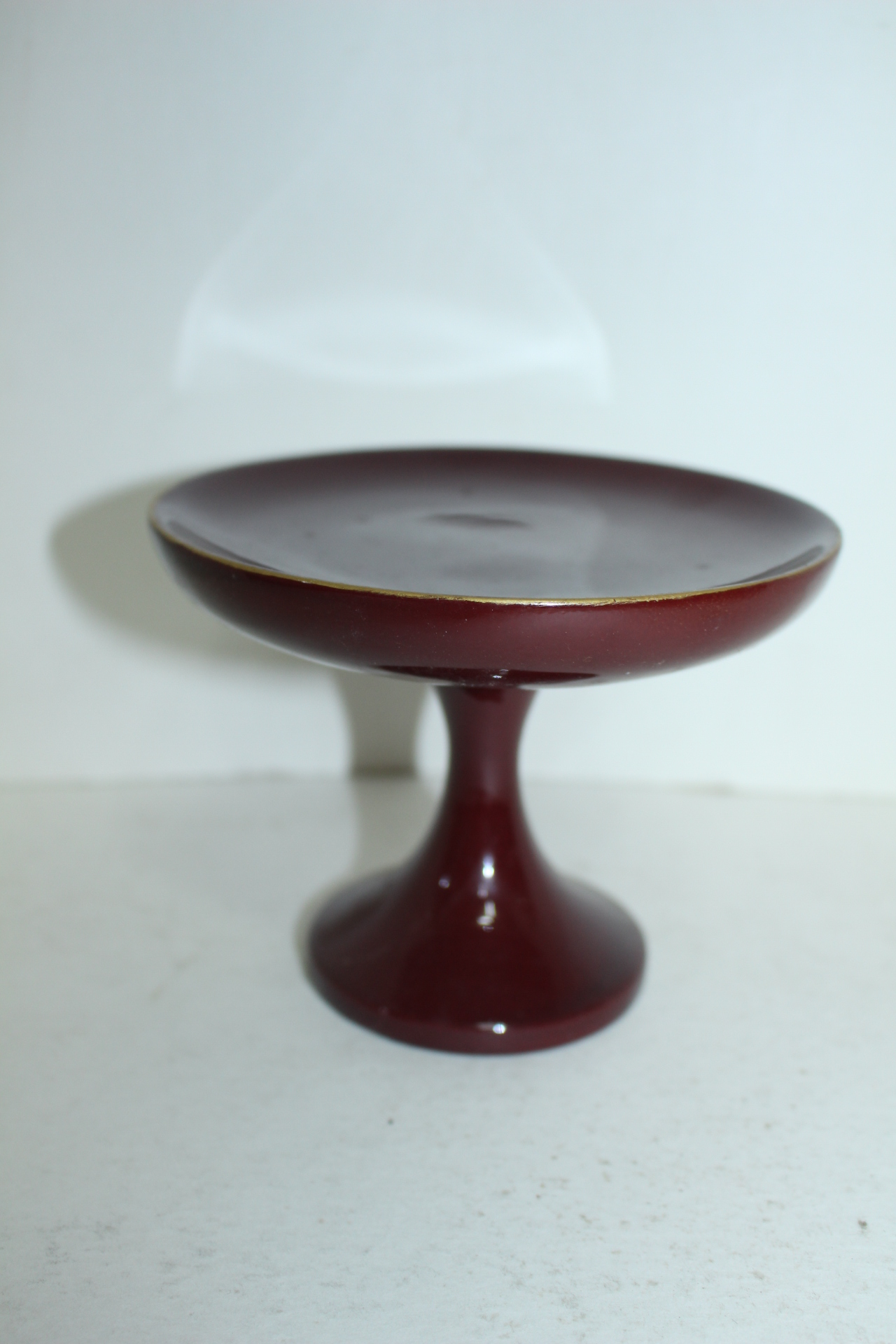 나무에 칠이된 굽다리 화대