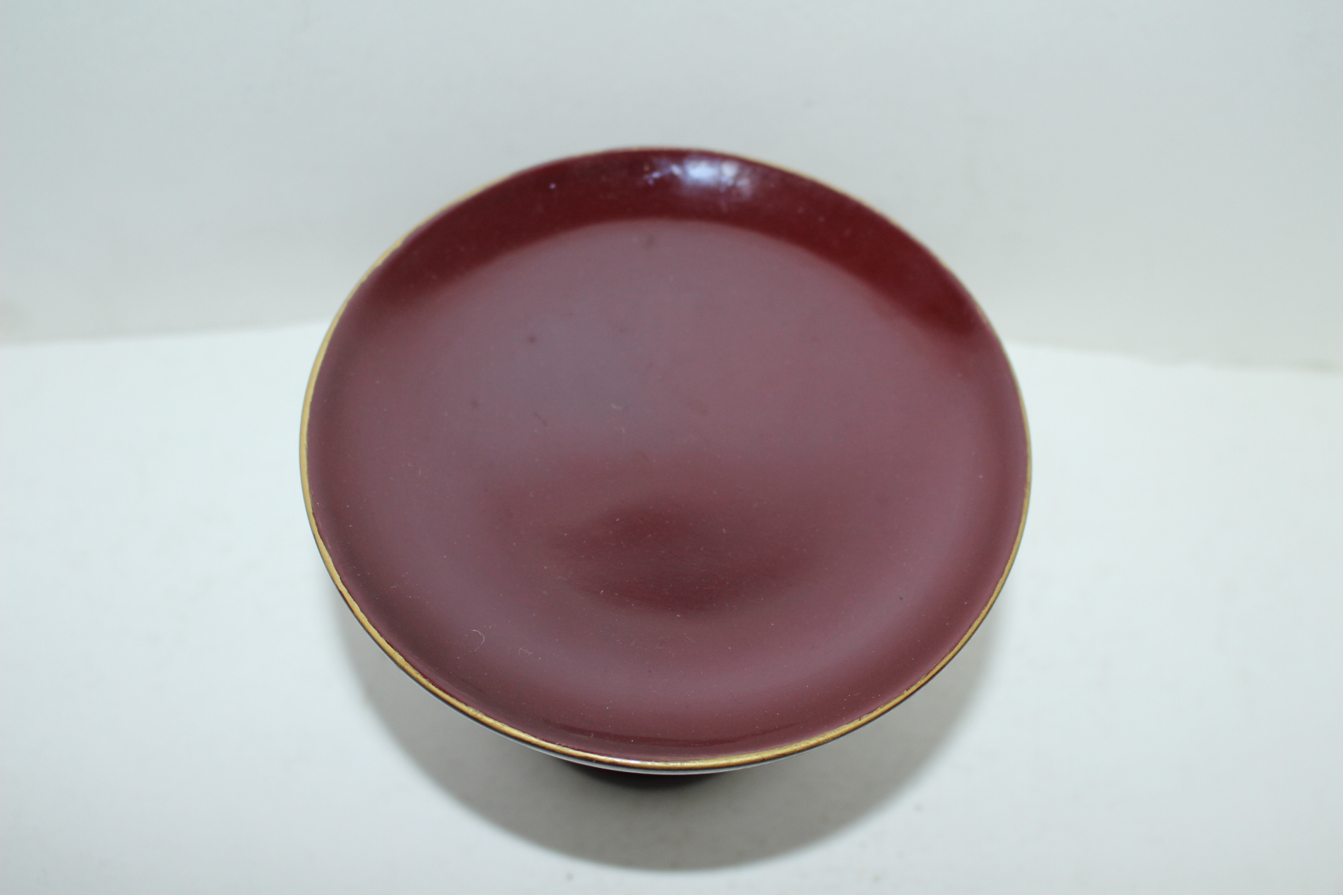 나무에 칠이된 굽다리 화대