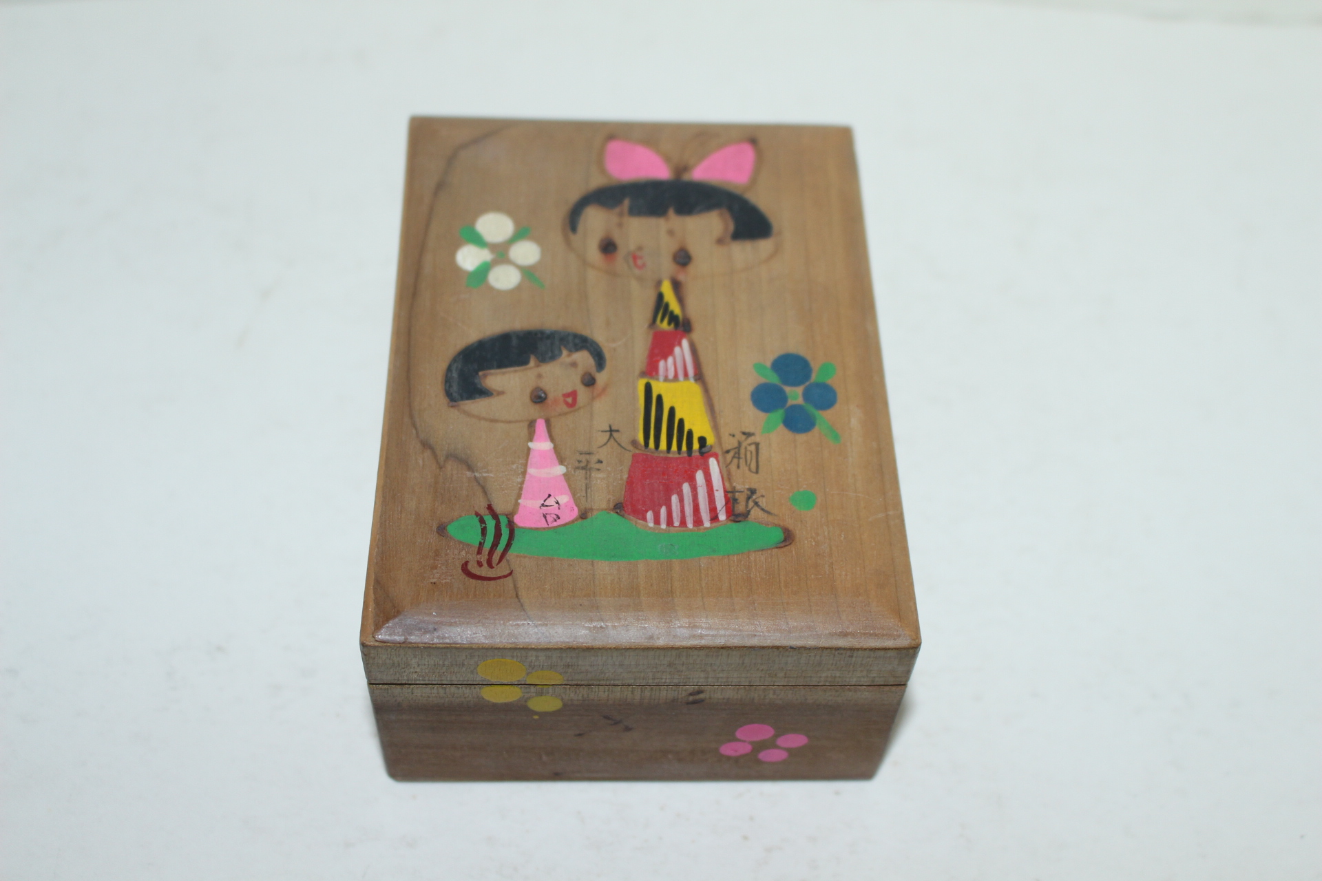 나무에 인형그림이 있는 사각함