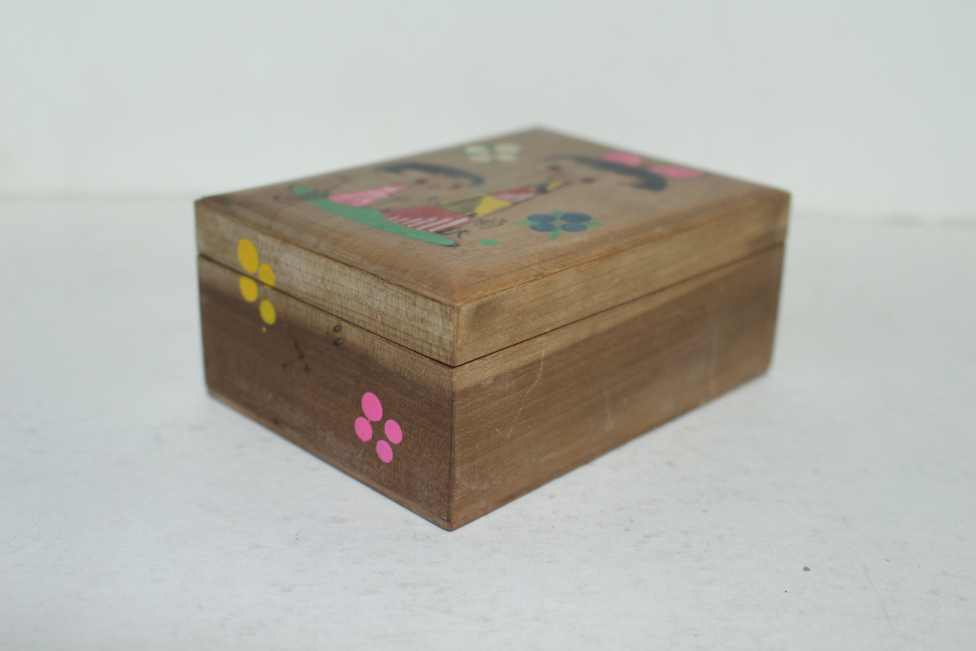 나무에 인형그림이 있는 사각함