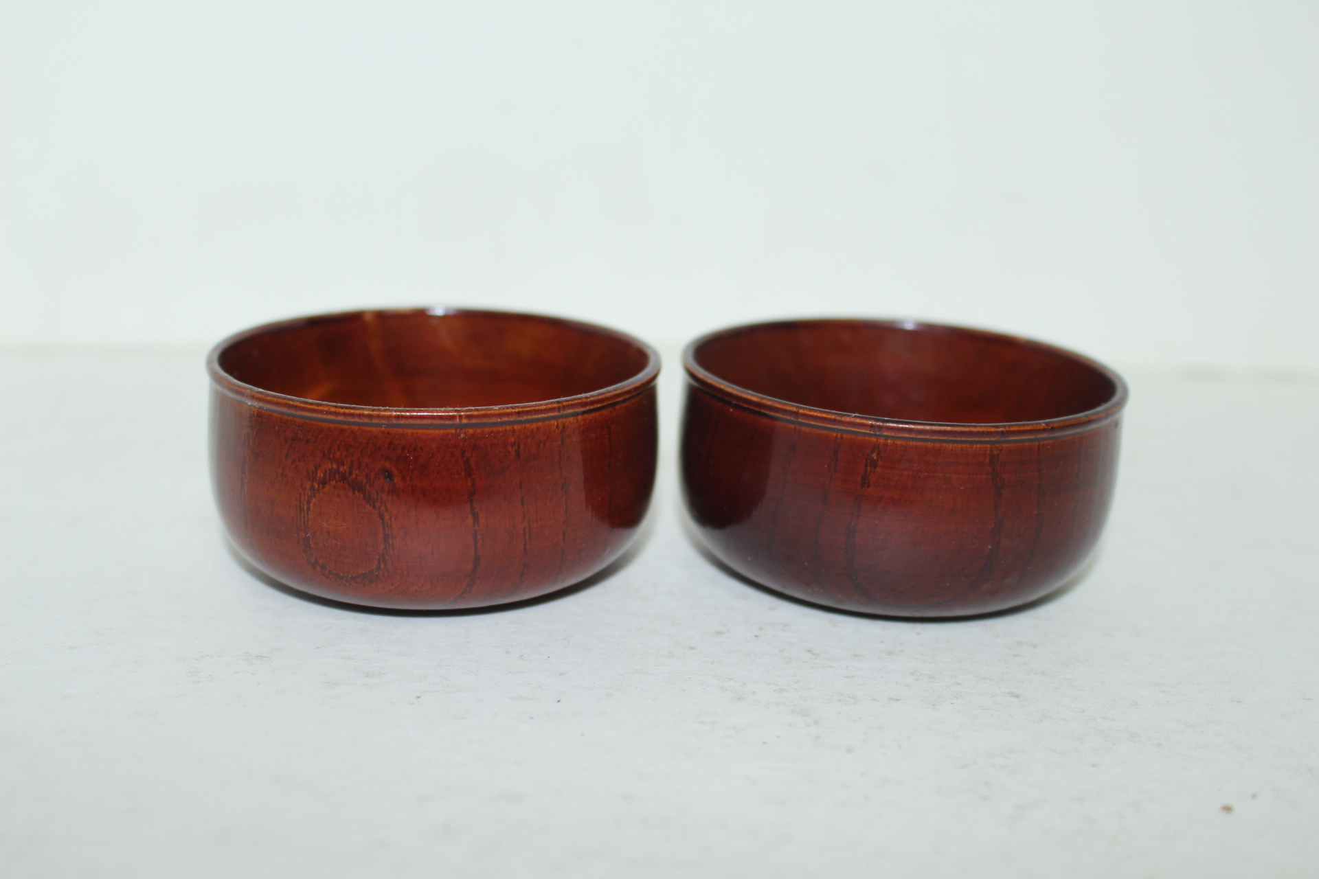 나무에 칠이된 완 2점