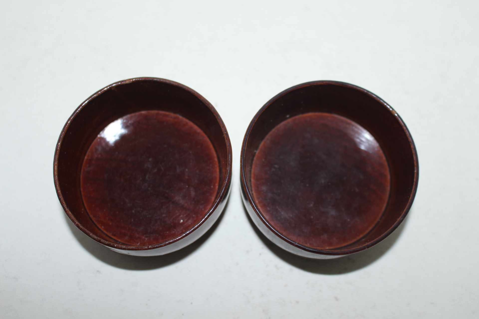 나무에 칠이된 완 2점