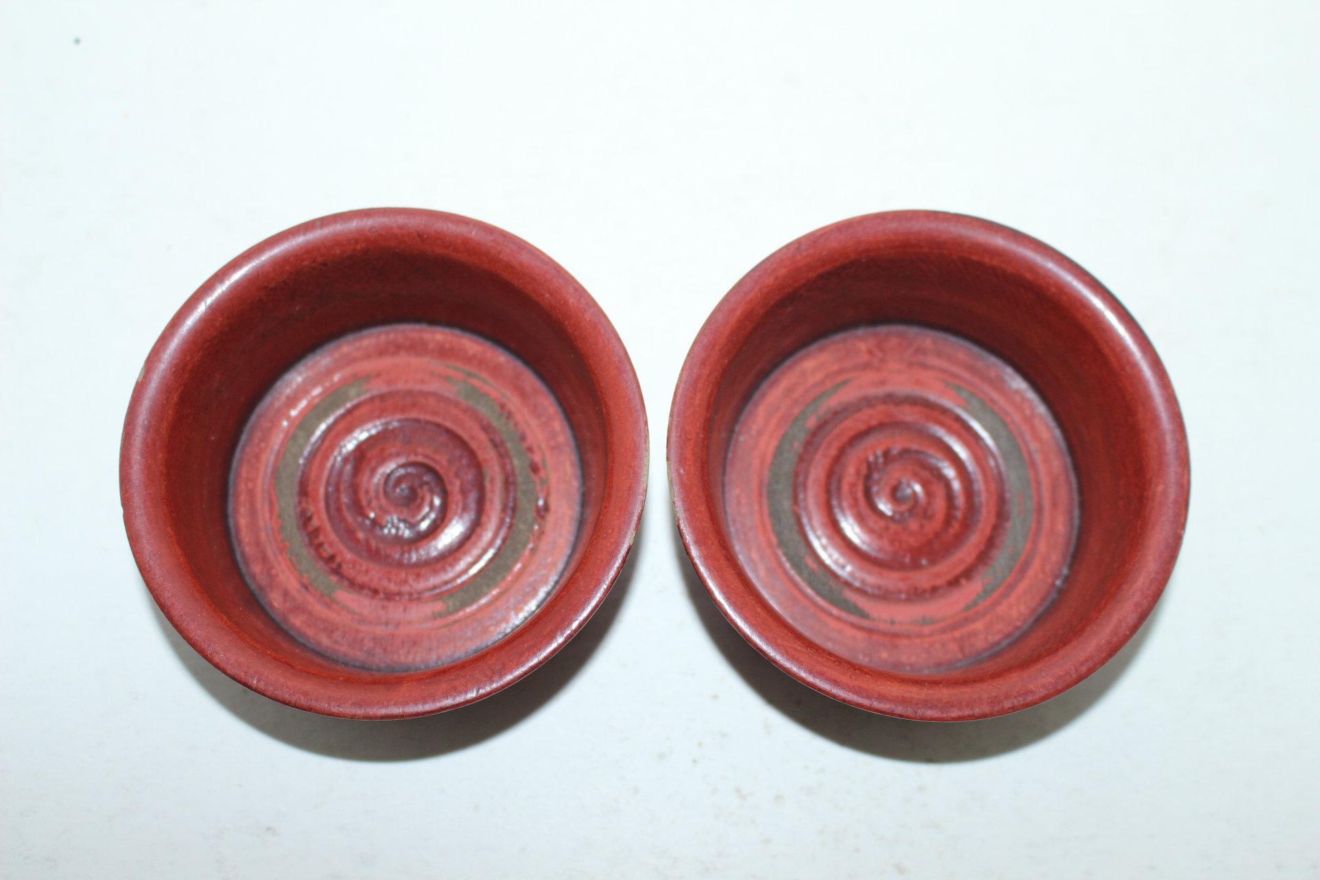 나무에 주칠이된 완 2점