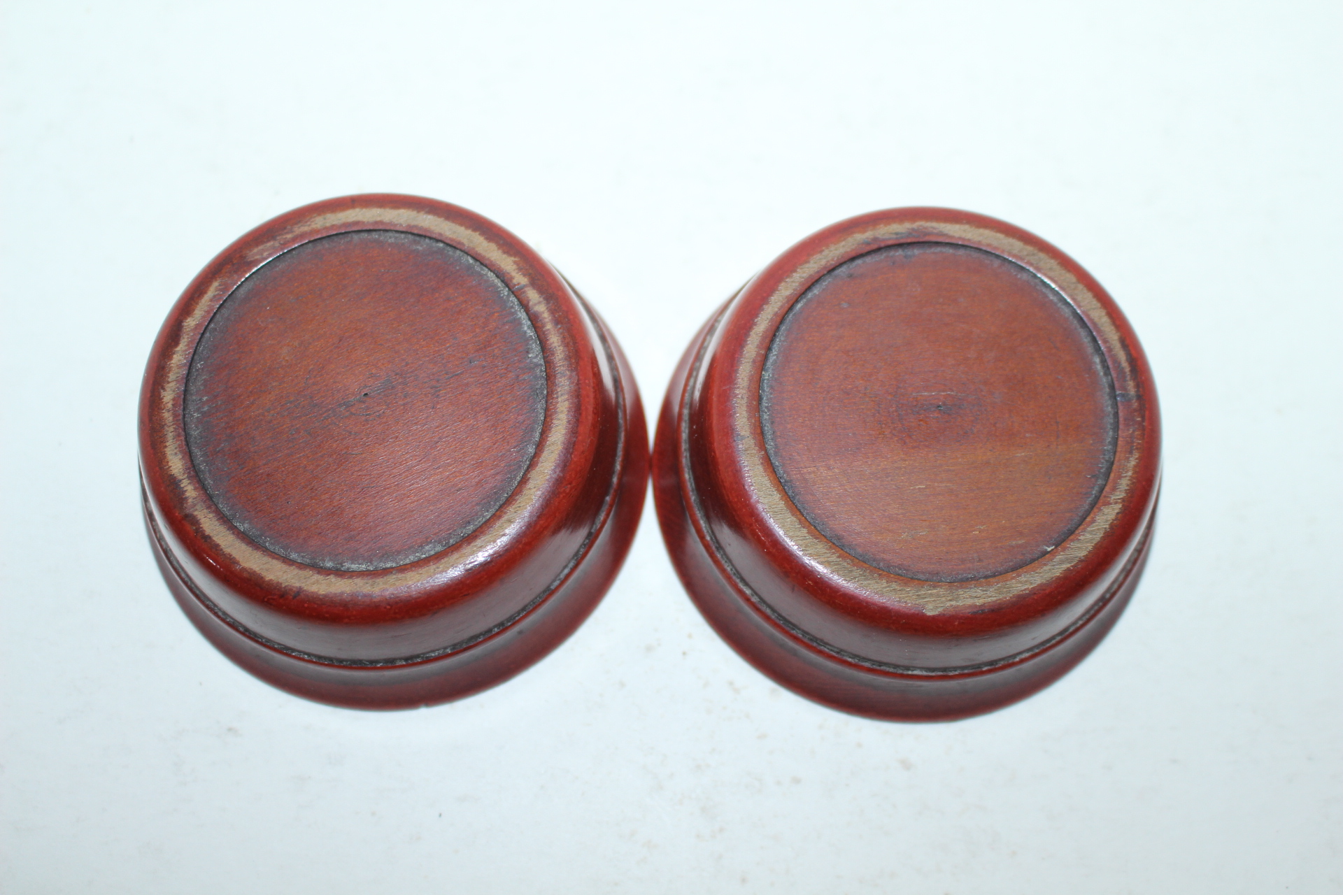 나무에 주칠이된 완 2점