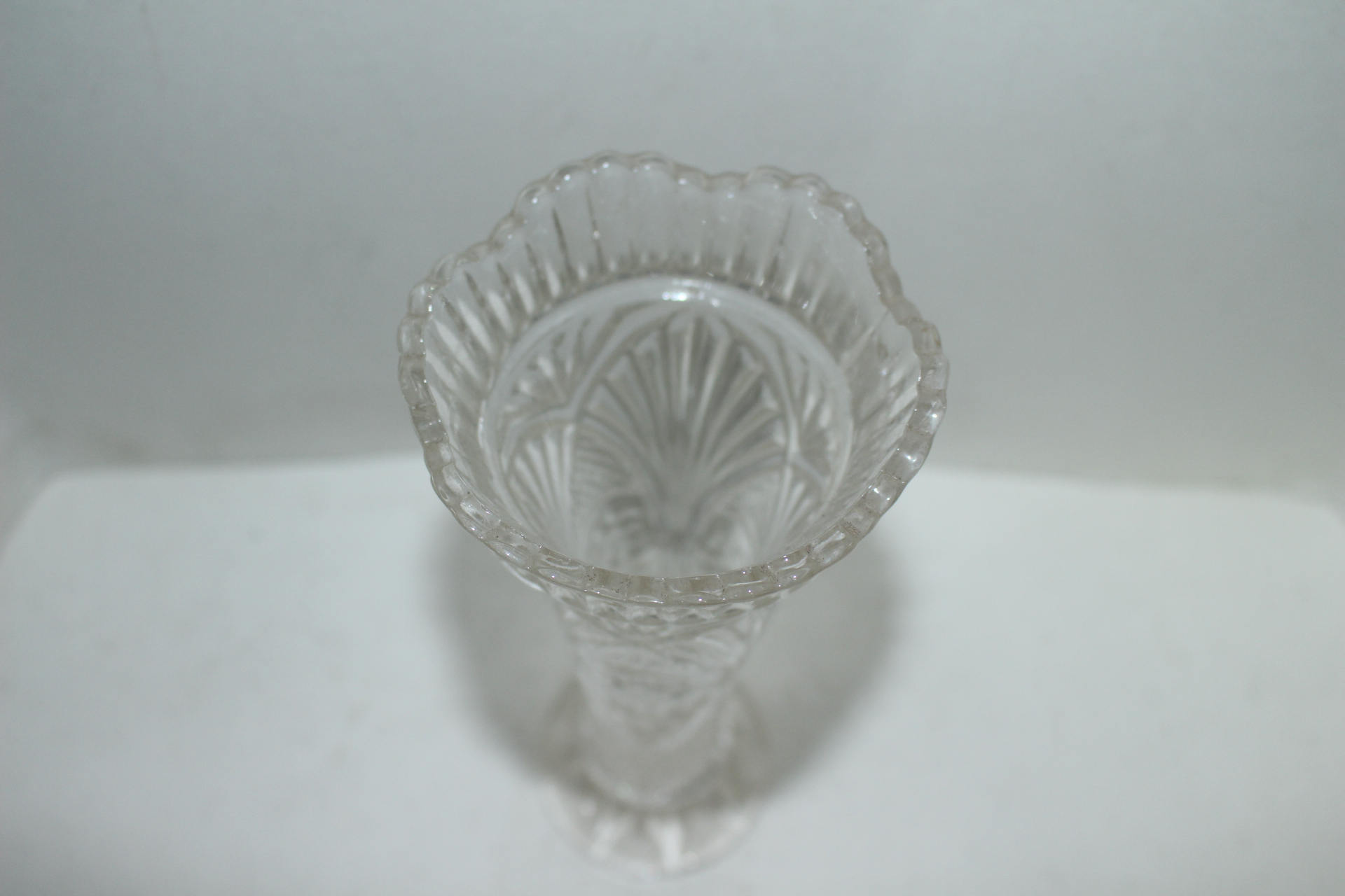 유리로된 음각화문화형 화병