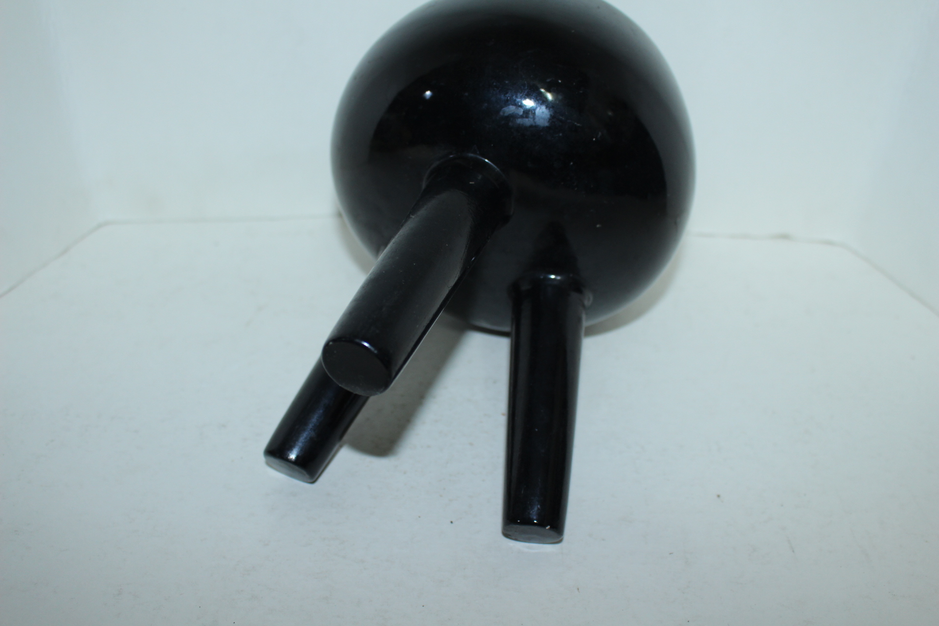 흑유청자 삼족화병