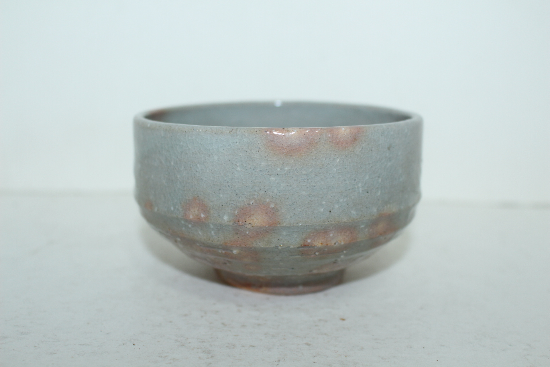 홍화꽃이 핀 청자 말찻잔