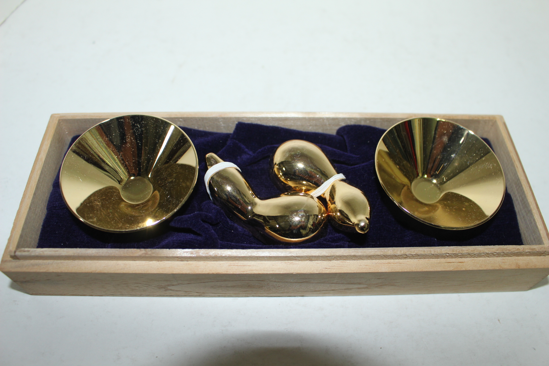 청동에 24K 금도금된 잔2점과 저분받침 셋트