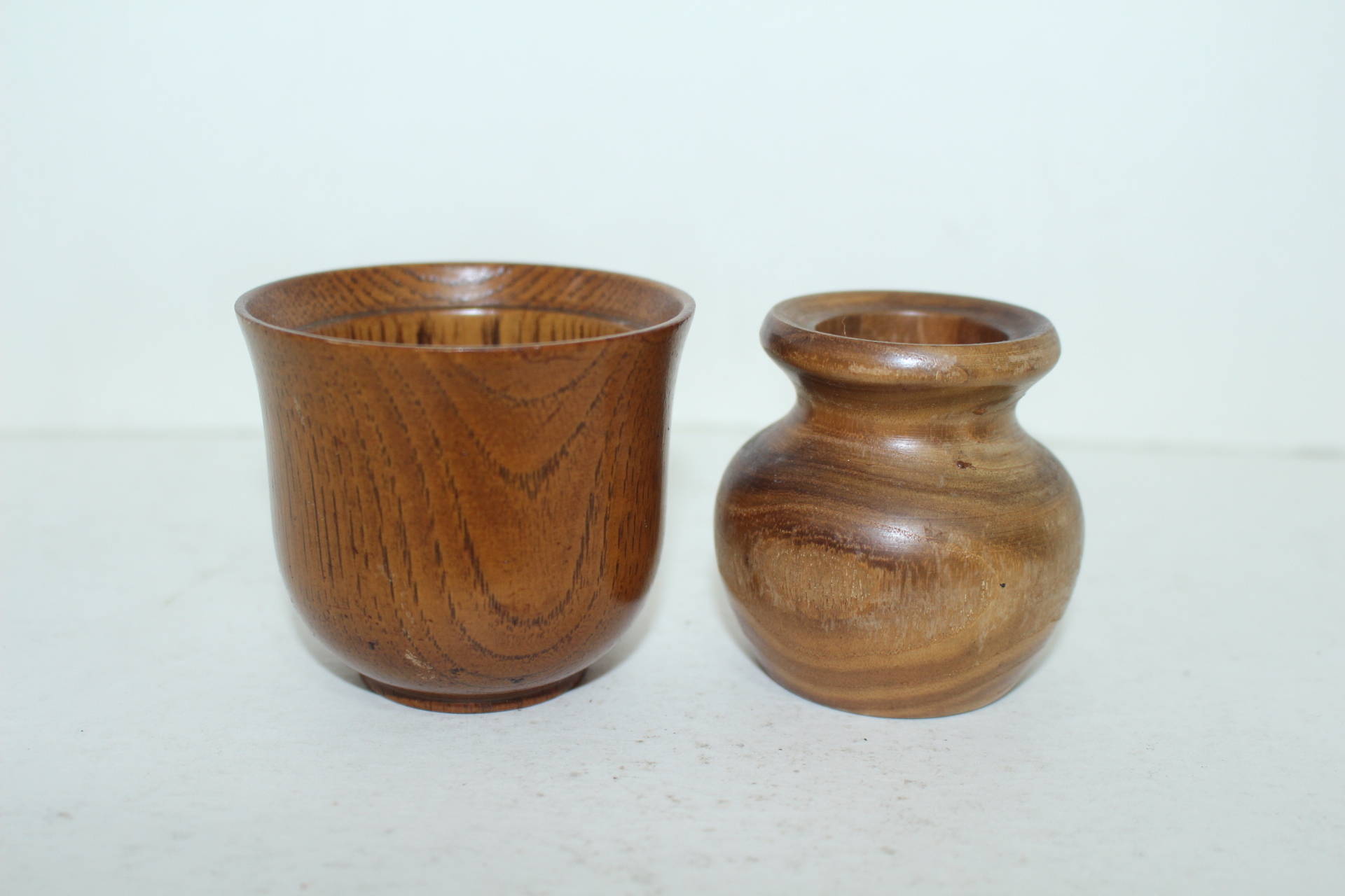 원목나무로된 잔 과 호