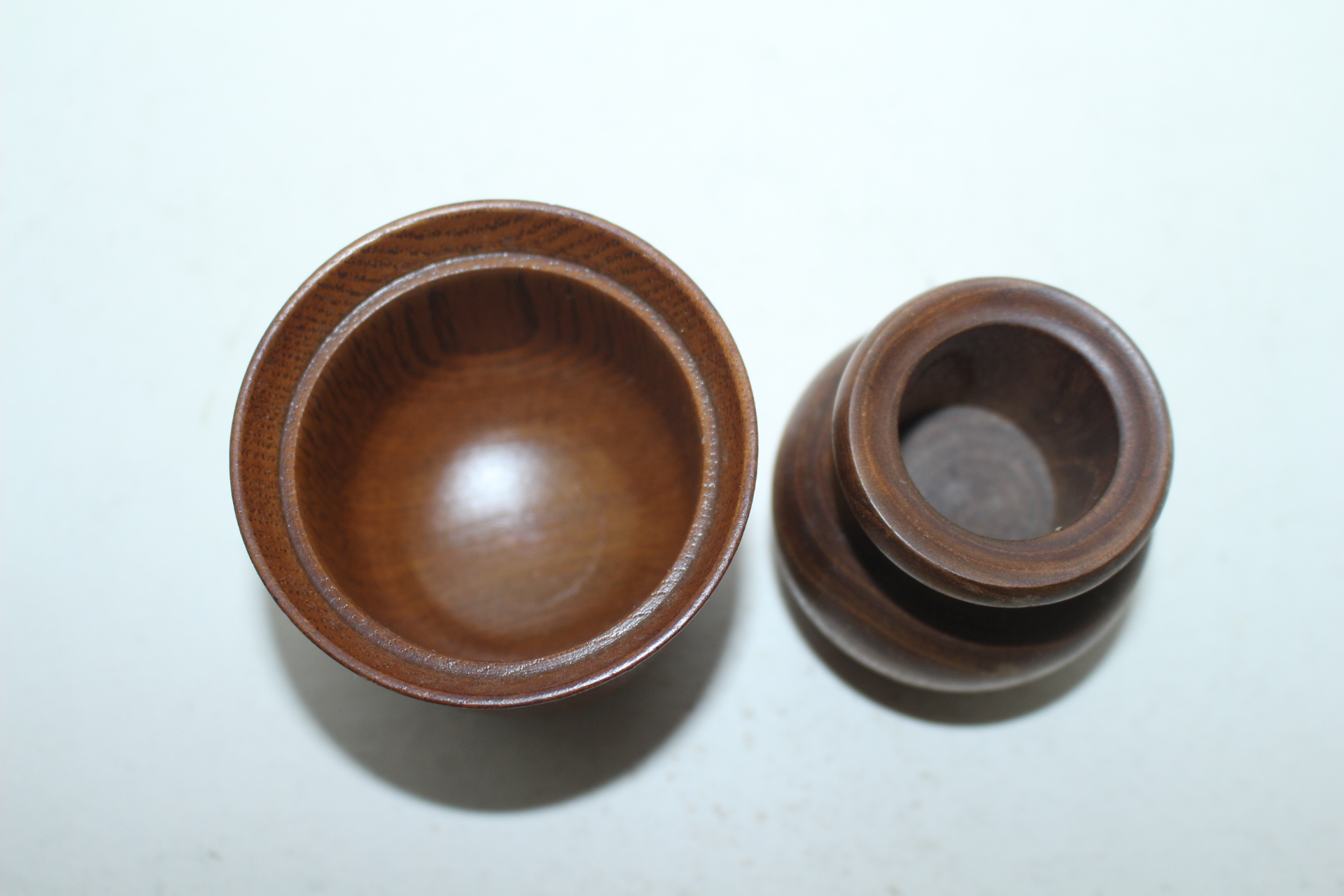 원목나무로된 잔 과 호