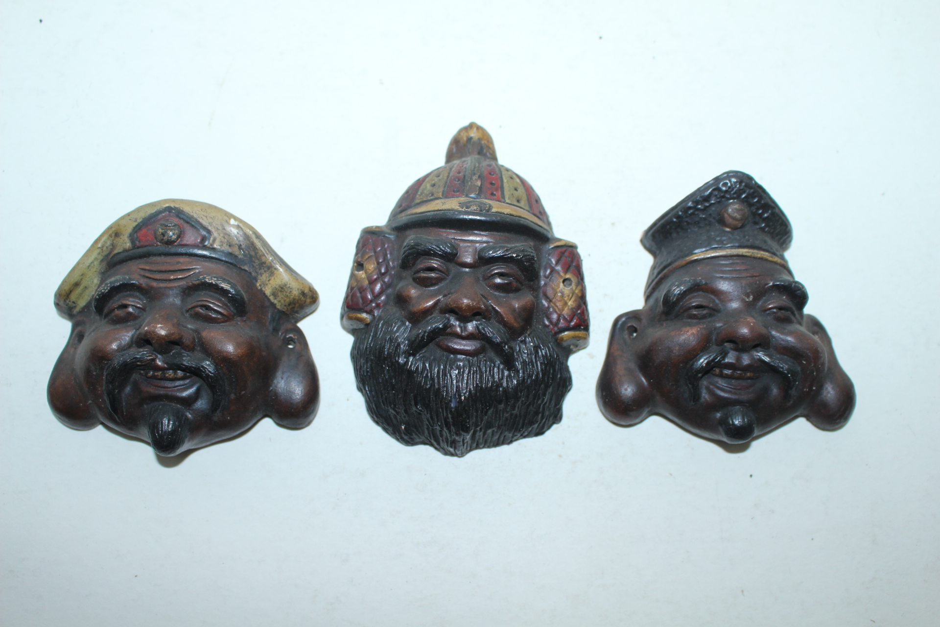 도자기재질로된 인물탈 3점