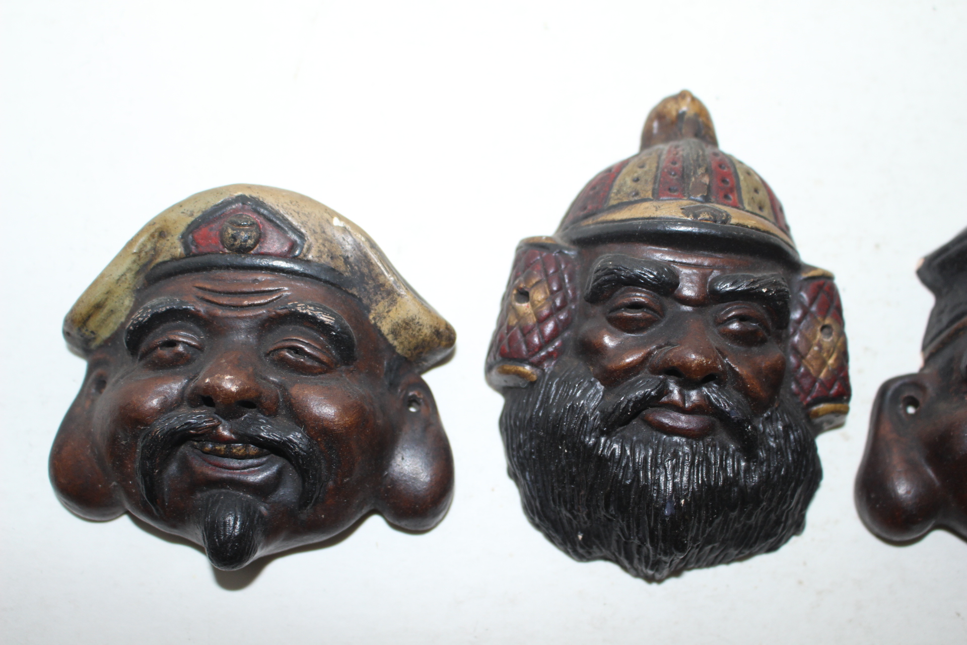 도자기재질로된 인물탈 3점