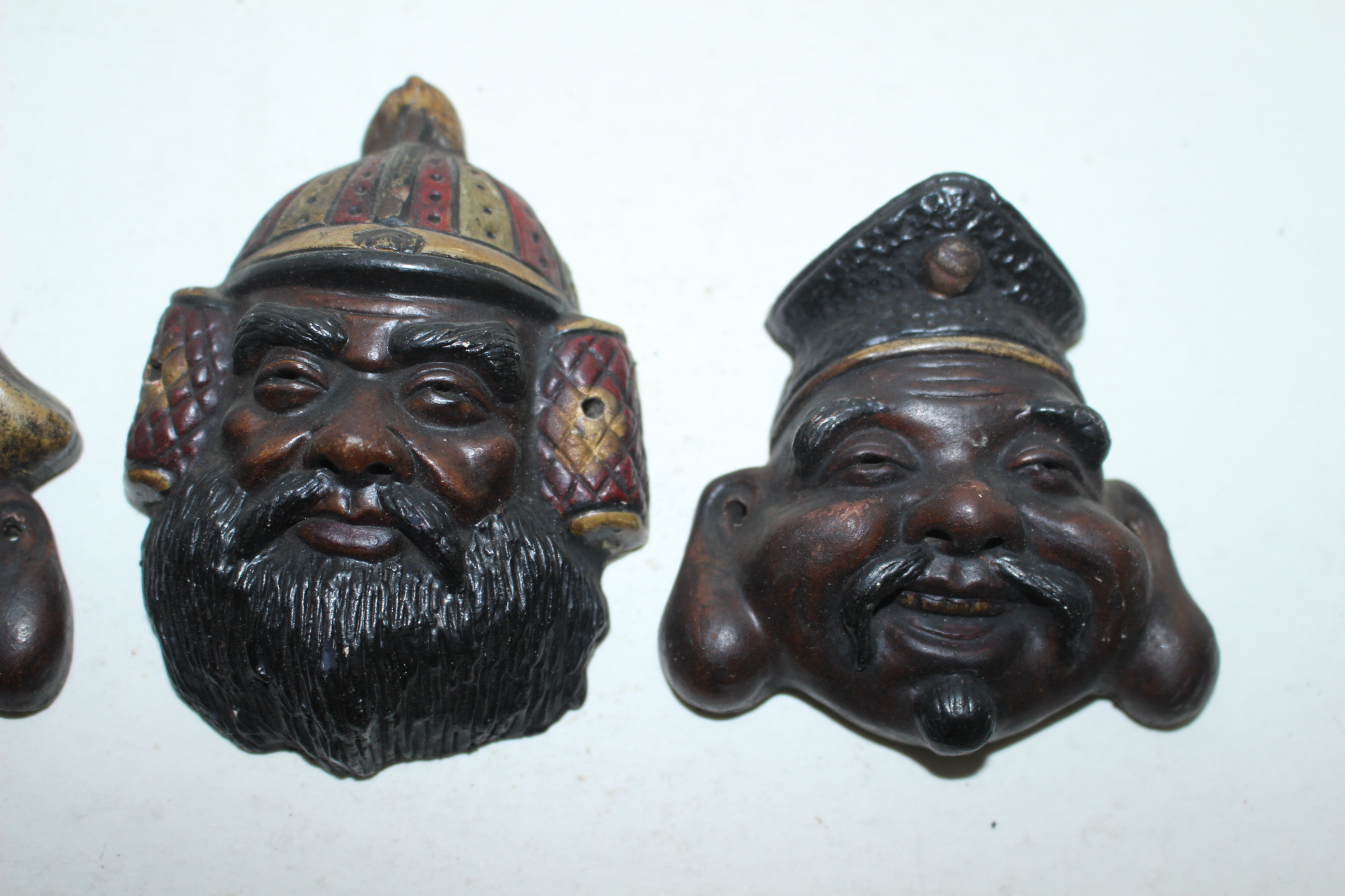 도자기재질로된 인물탈 3점