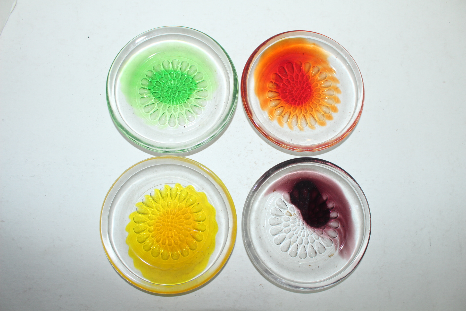 채색유리로된 완 4점