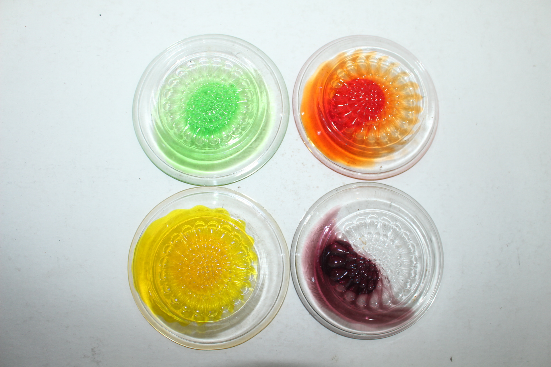 채색유리로된 완 4점