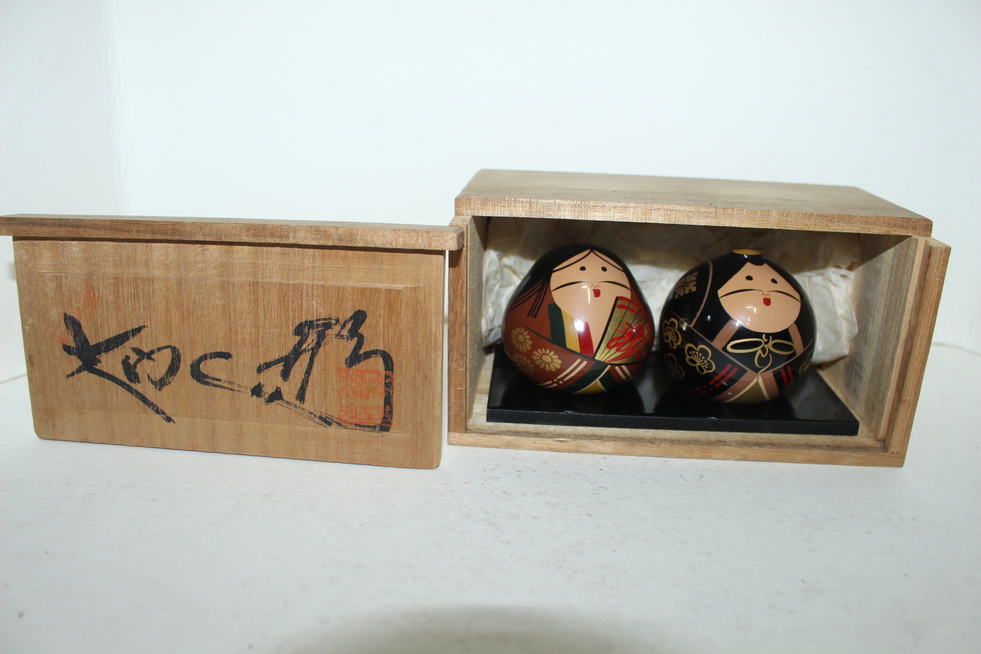 나무로된 부부인형 조각상