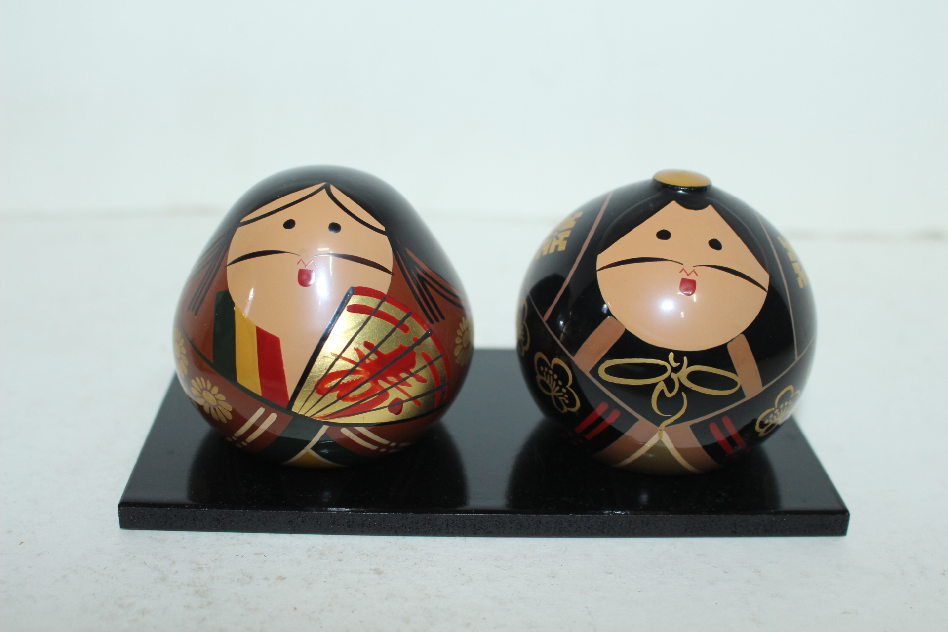 나무로된 부부인형 조각상