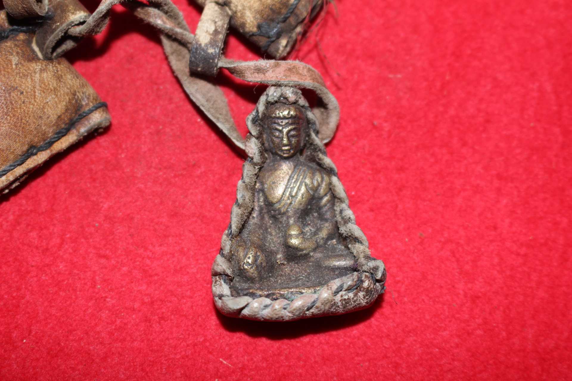 티벳 가죽에 청동으로된 호신불 좌상