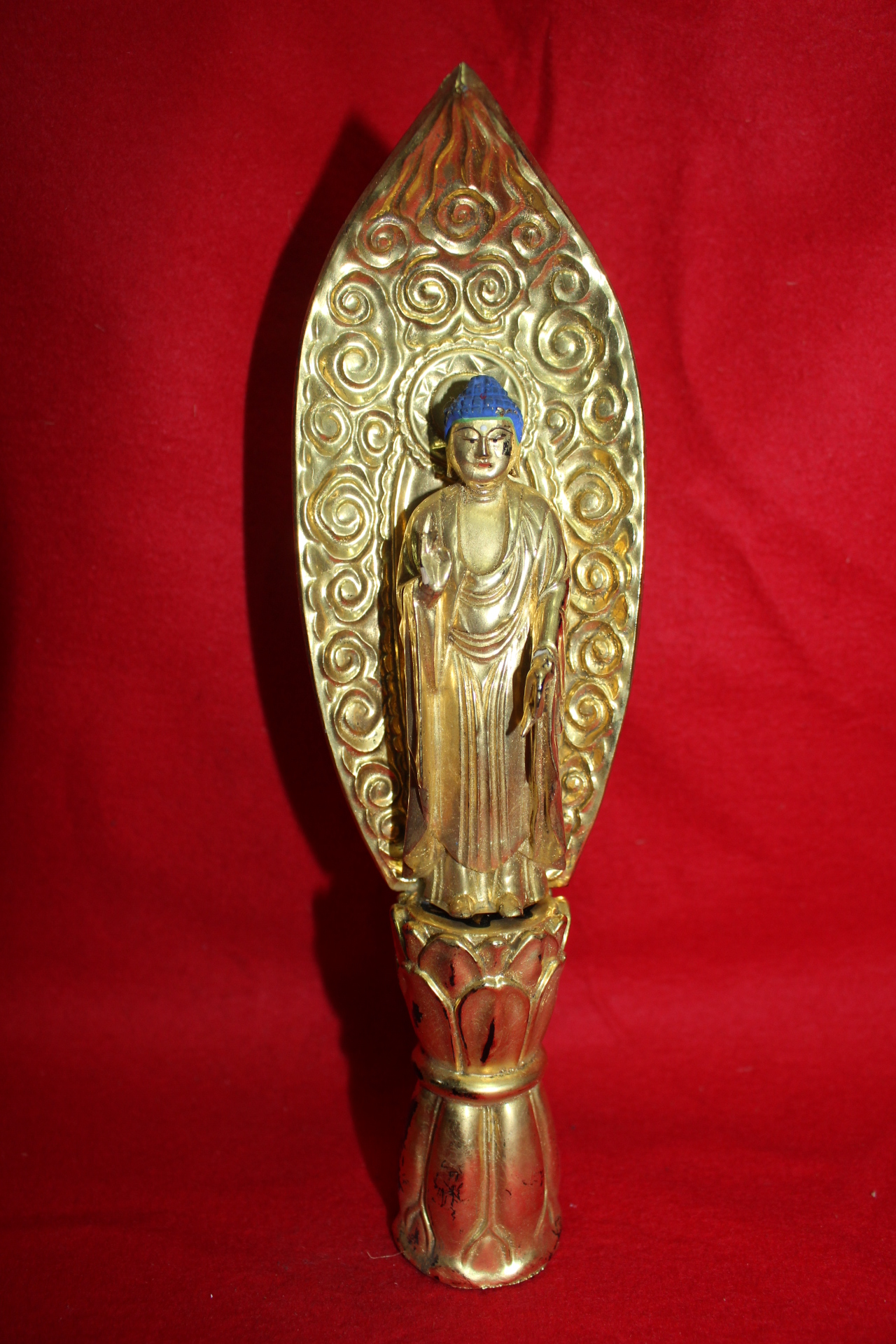 나무에 옷칠후 순금채된 불상입상