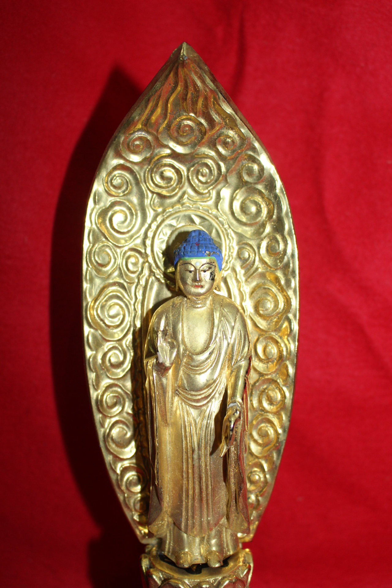 나무에 옷칠후 순금채된 불상입상