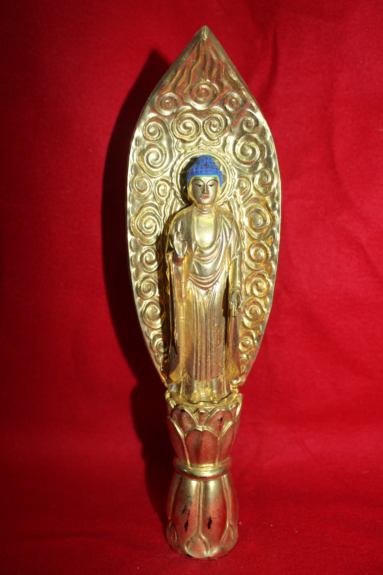 나무에 옷칠후 순금채된 불상입상