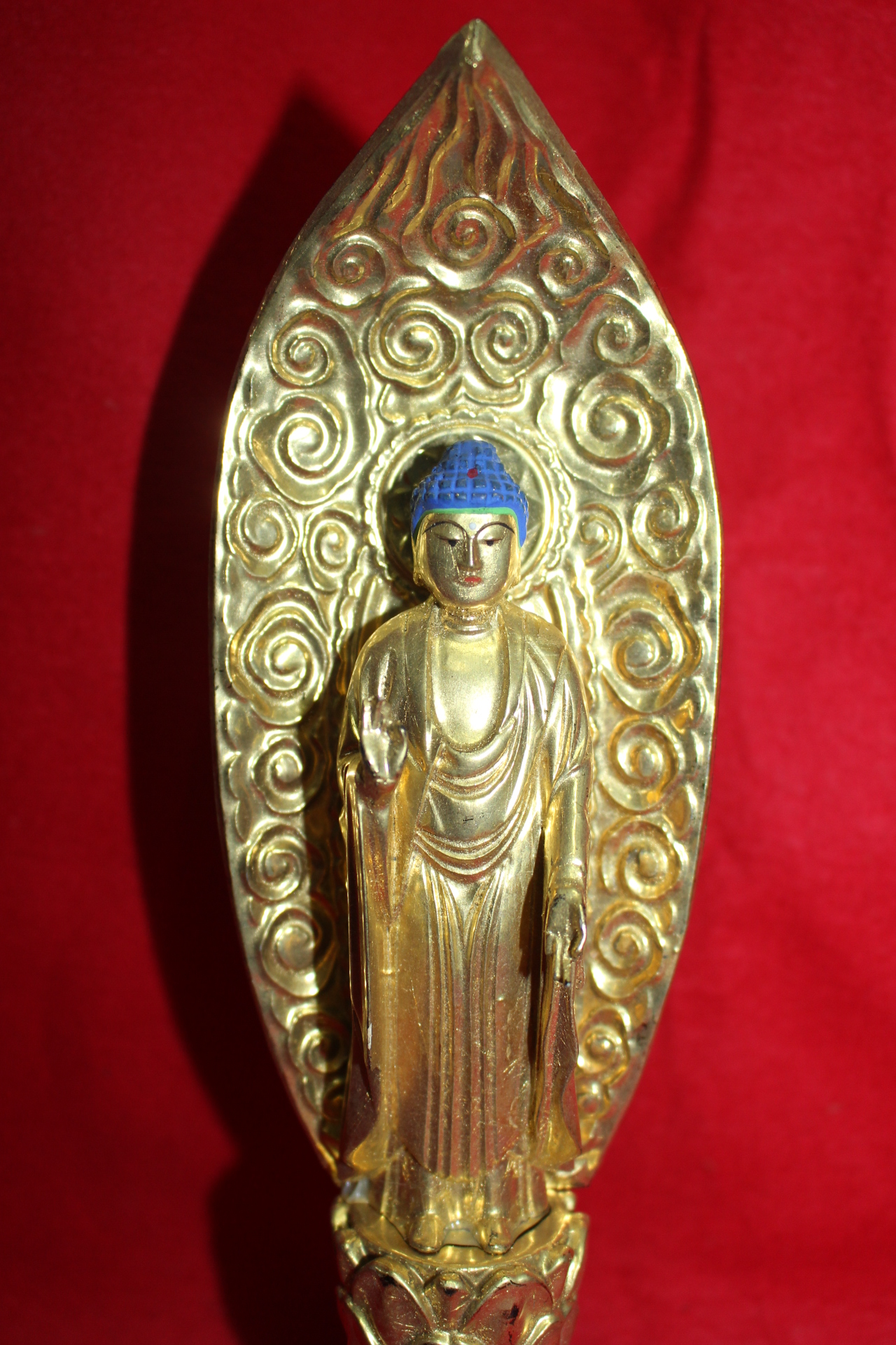 나무에 옷칠후 순금채된 불상입상