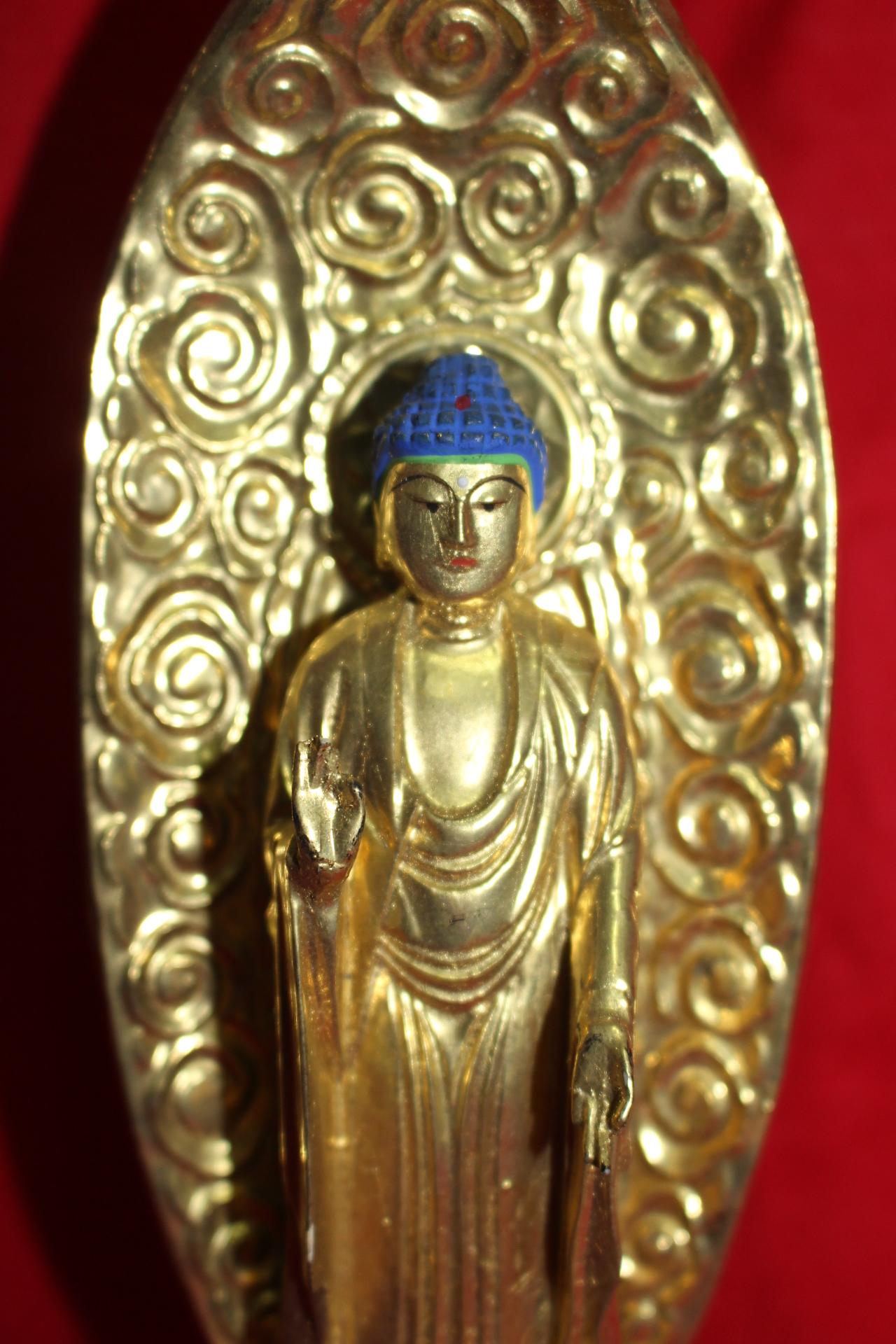 나무에 옷칠후 순금채된 불상입상