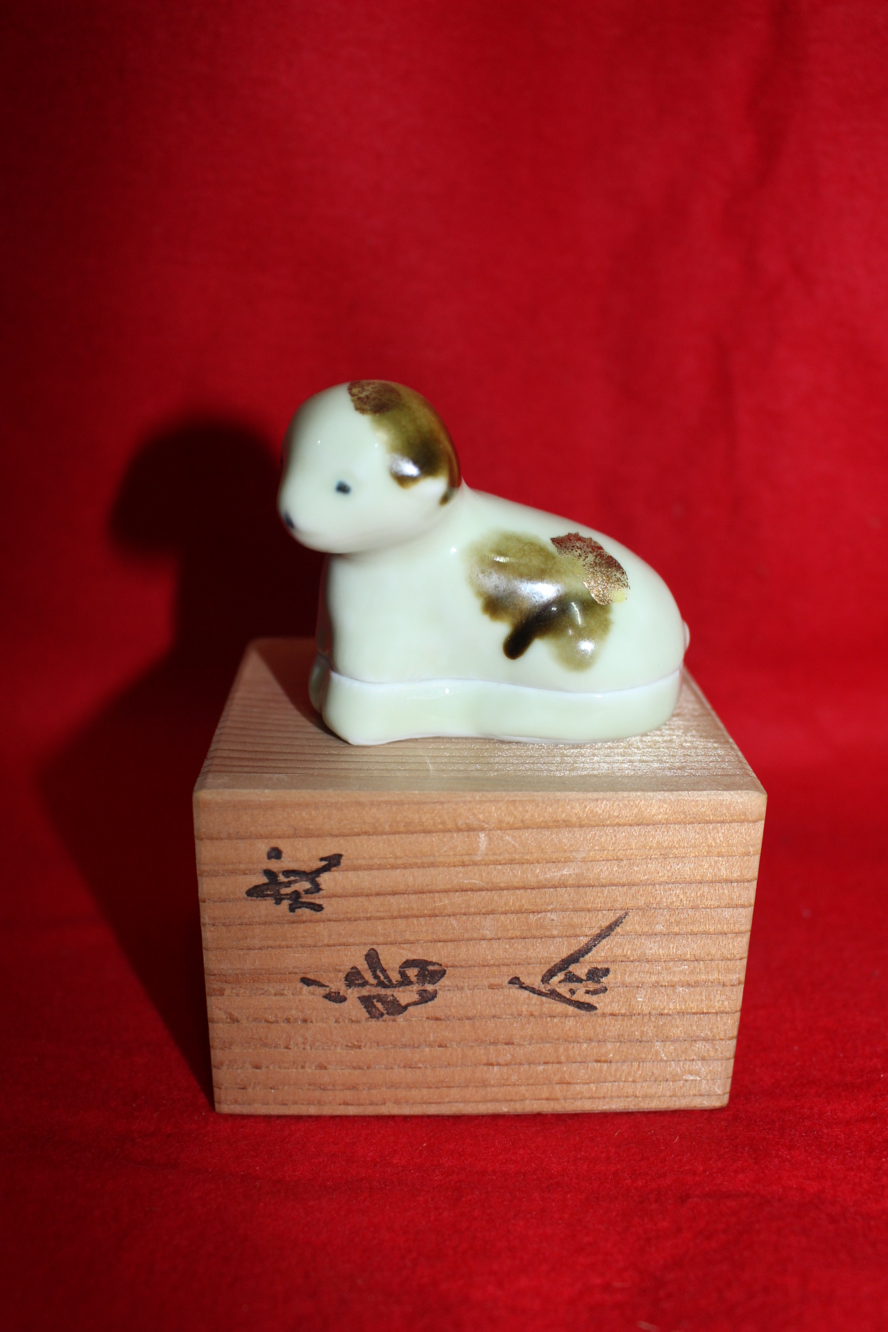 청자 철화금채 개모양 향합