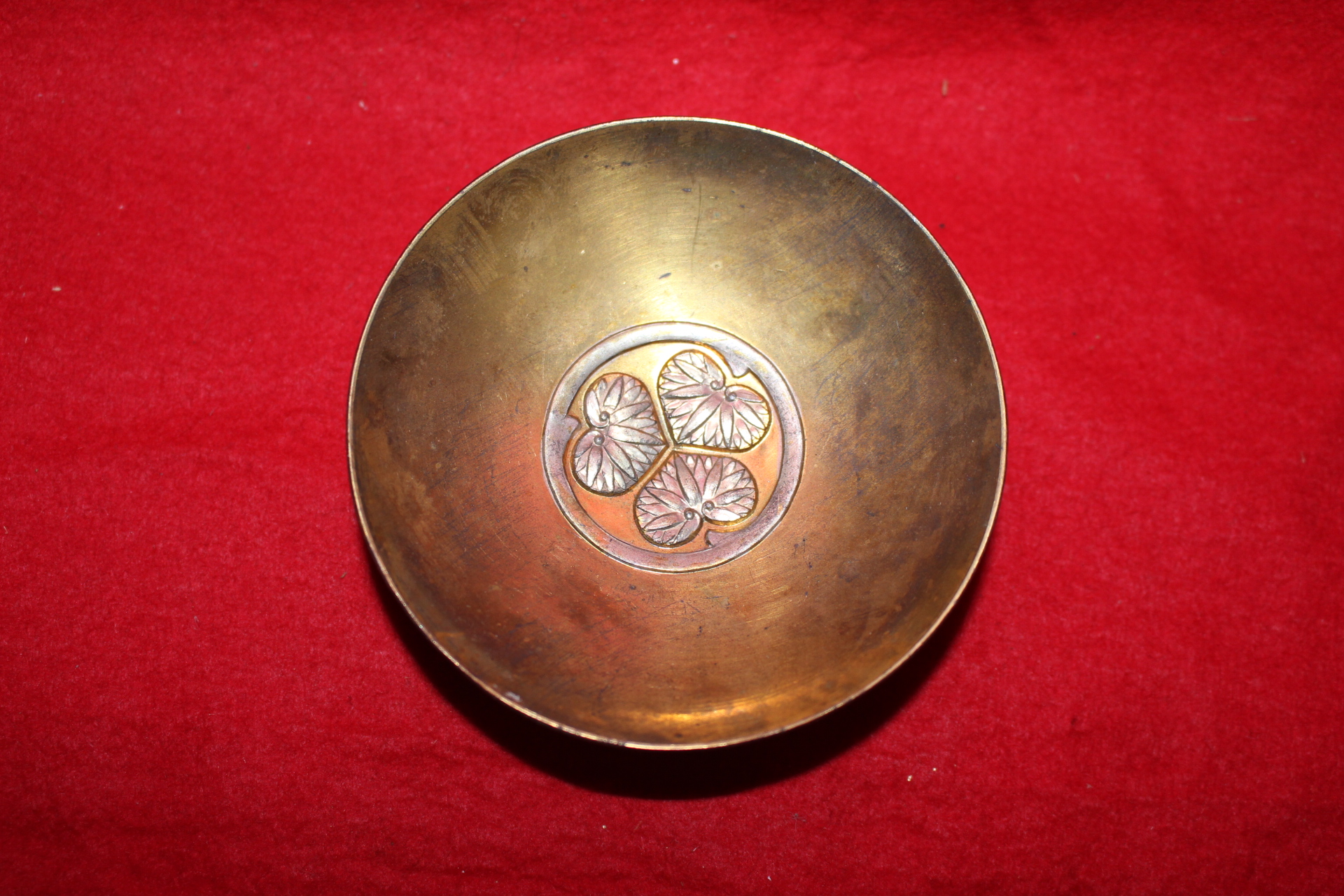 연대가좋은 주석에 금채화문된 잔