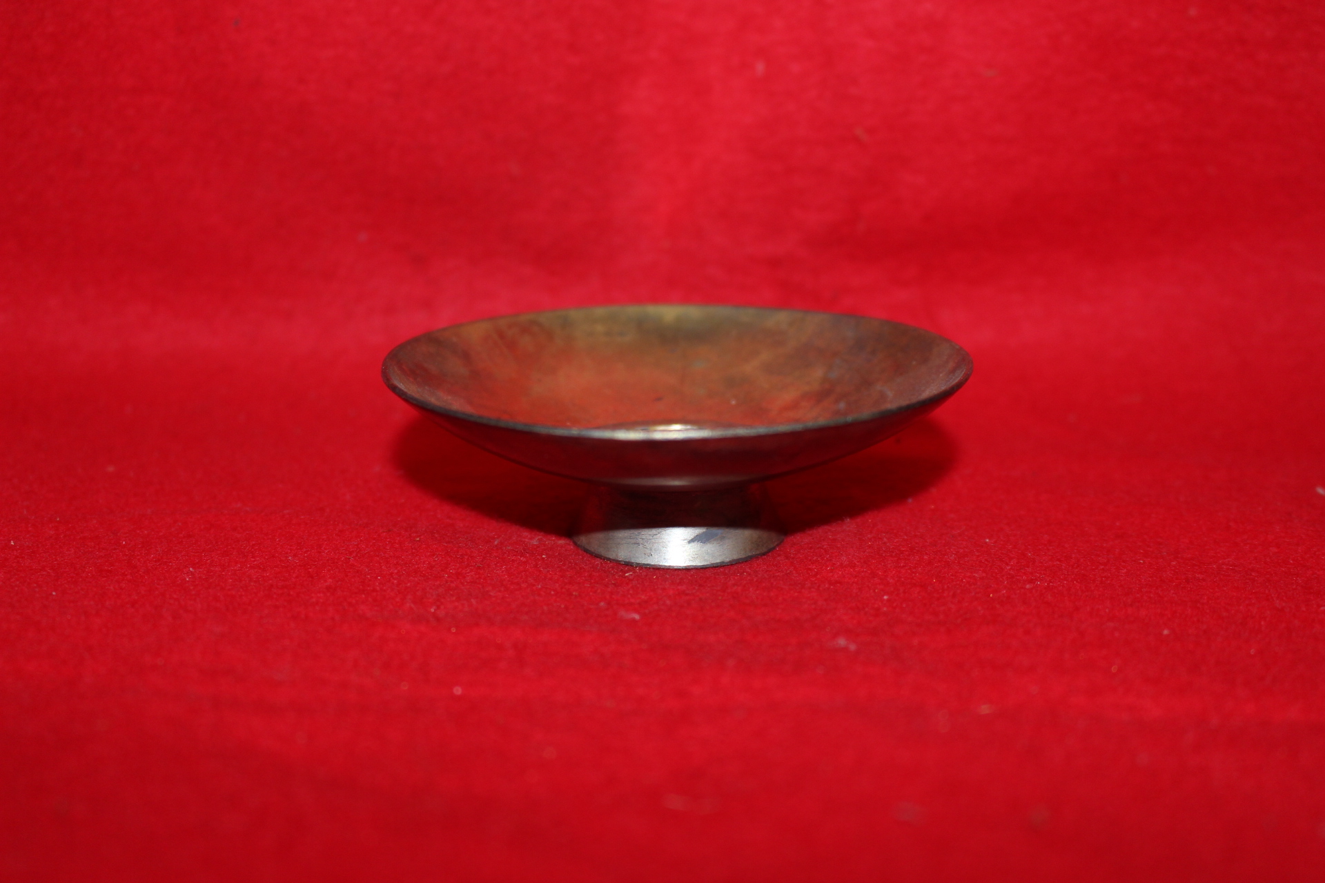 연대가좋은 주석에 금채화문된 잔