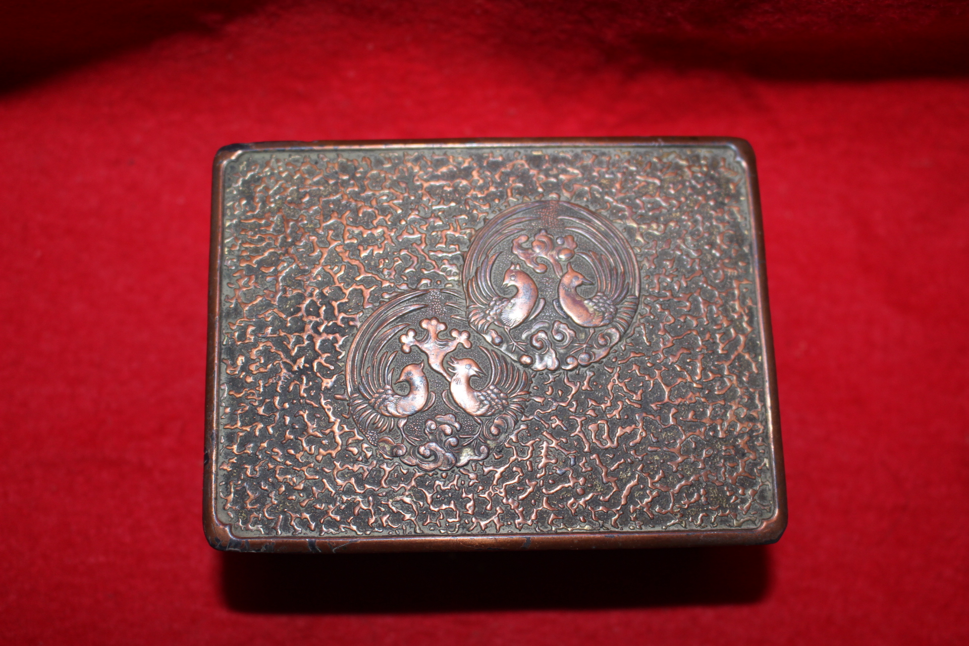 연대가좋은 동에 봉황이 조각된 합