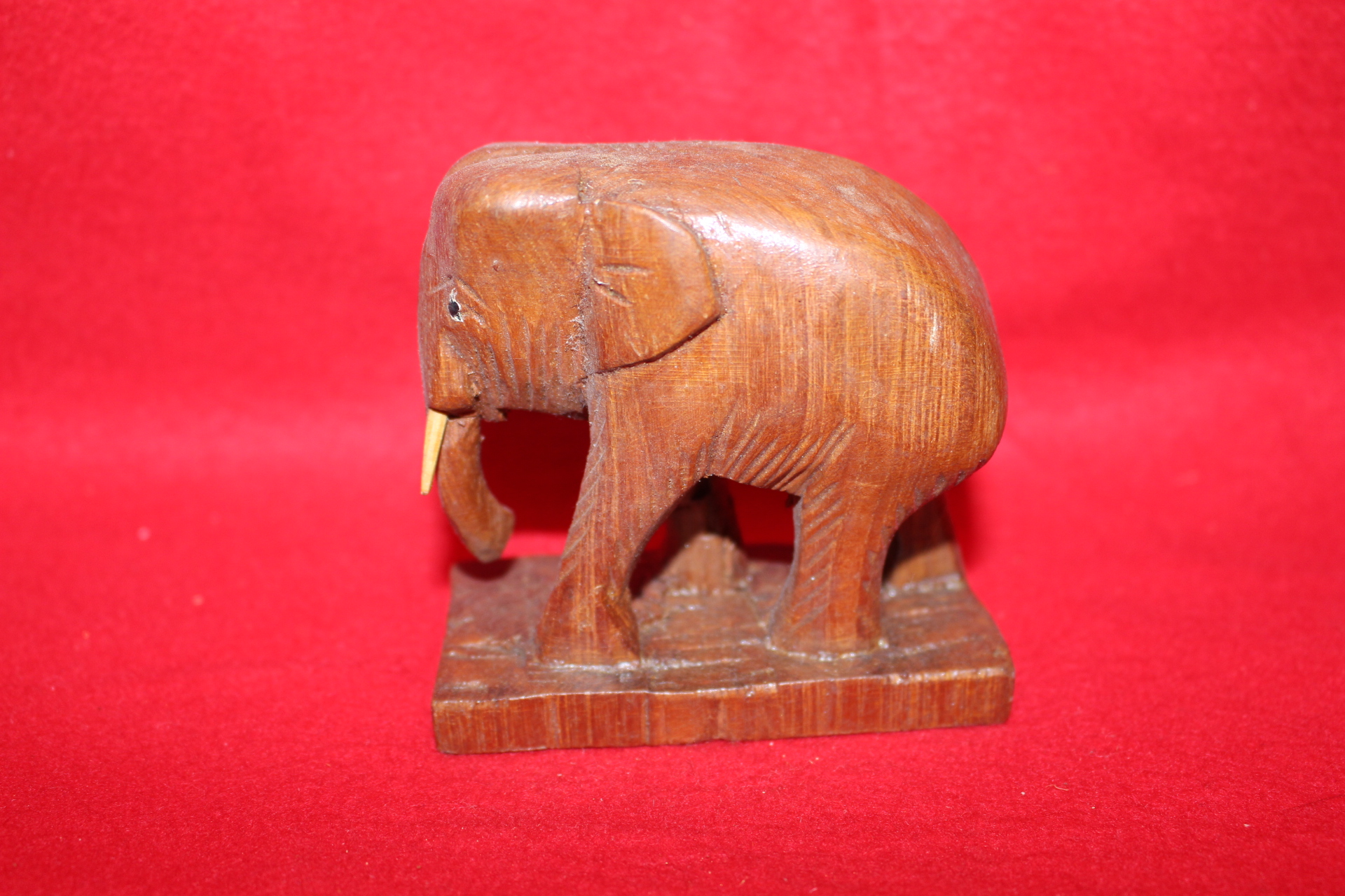원목나무로된 코끼리 조각상