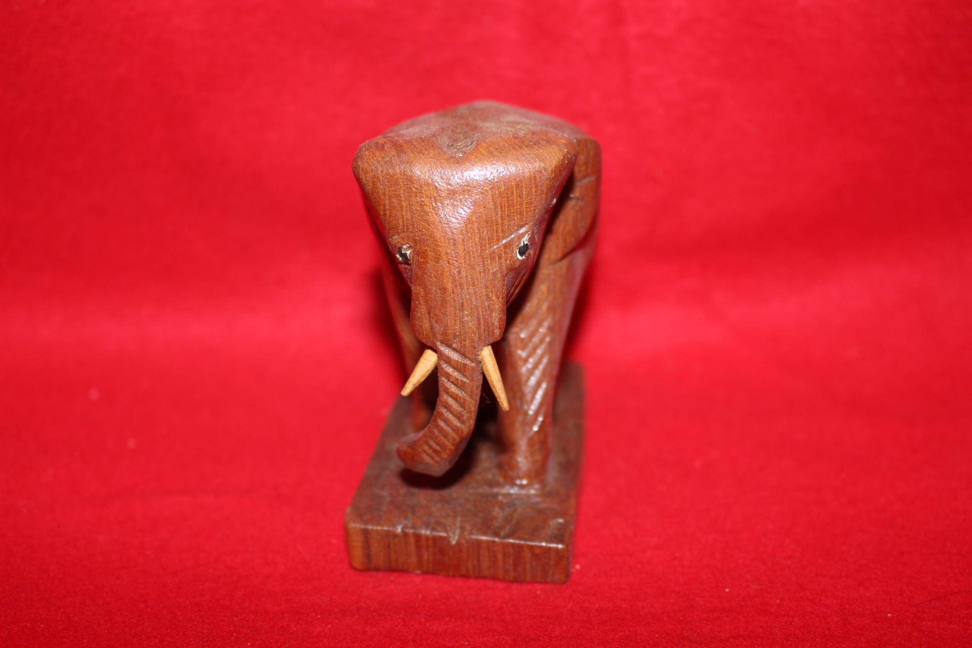 원목나무로된 코끼리 조각상