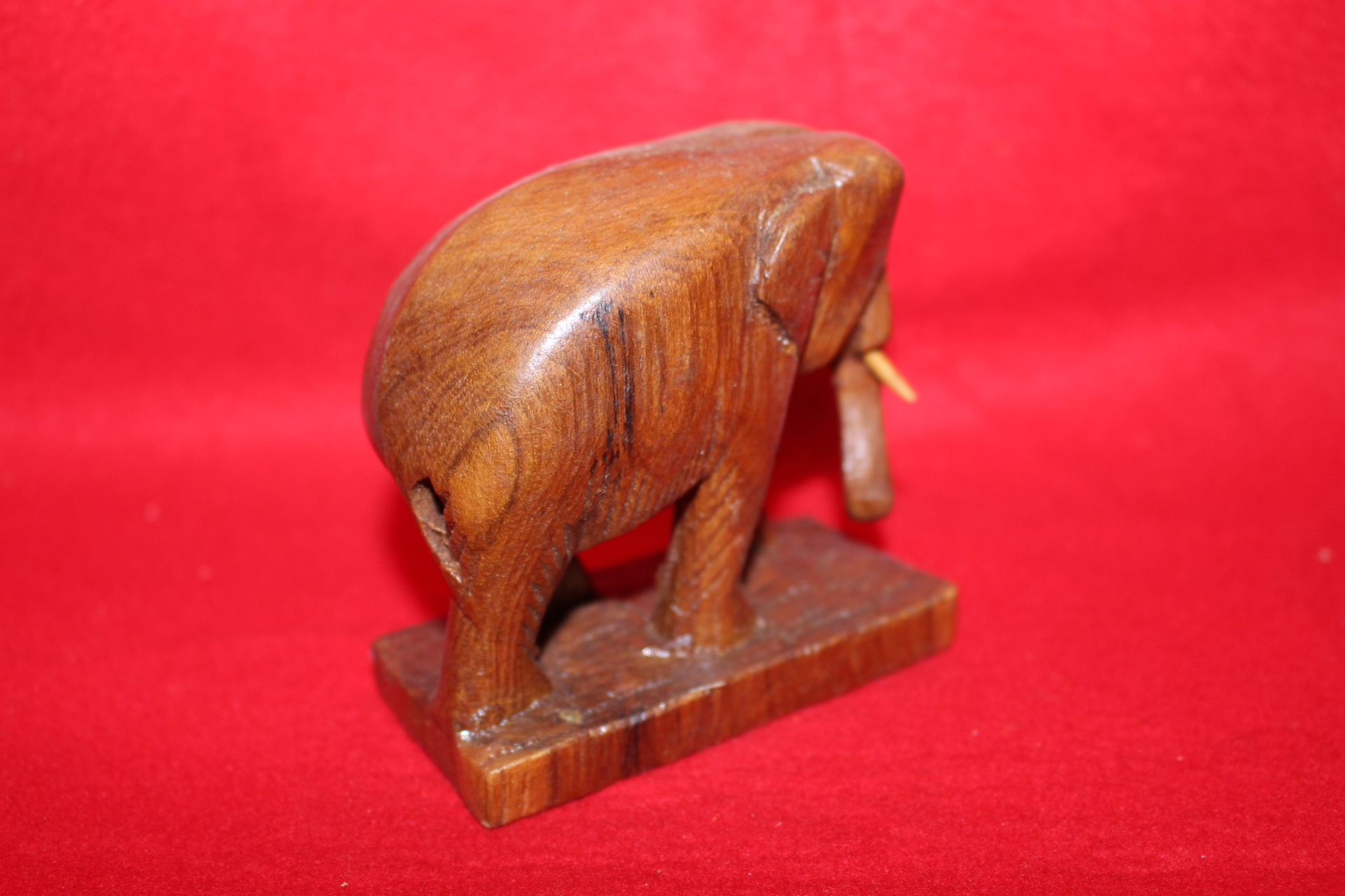 원목나무로된 코끼리 조각상