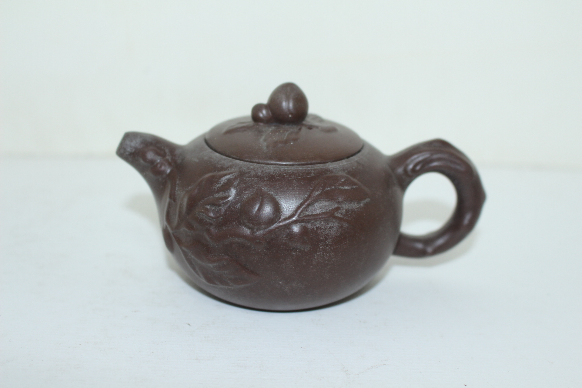 자사도자기 양각복숭아문 다관