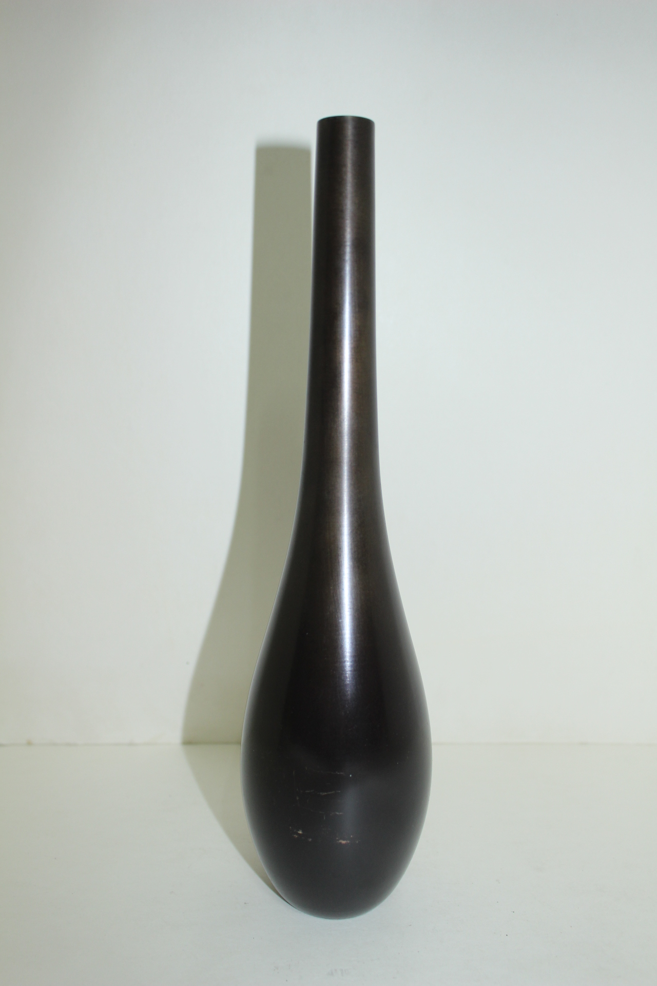 청동으로된 한송이 화병