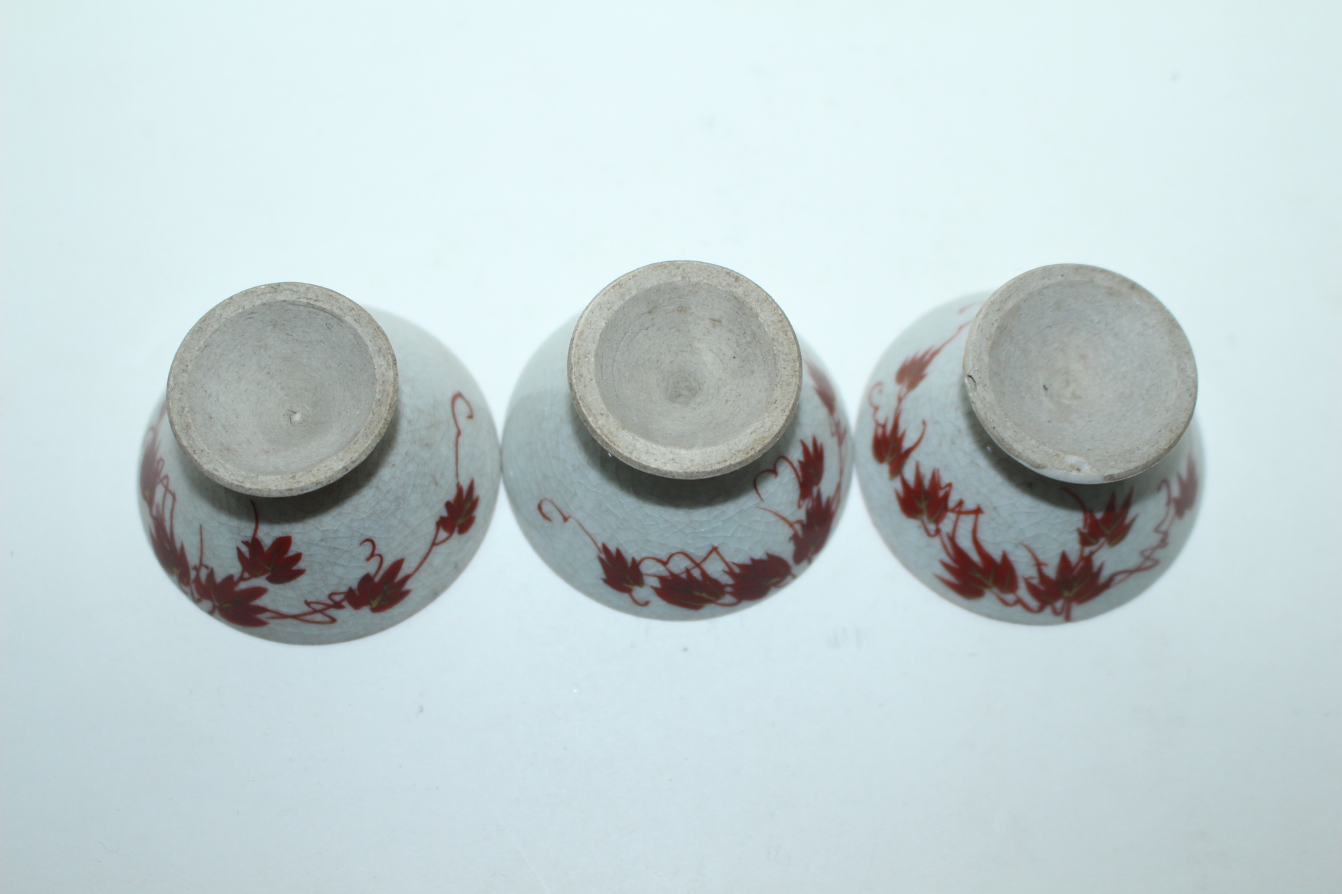 연대가좋은 진사백자화문 굽다리잔 3점