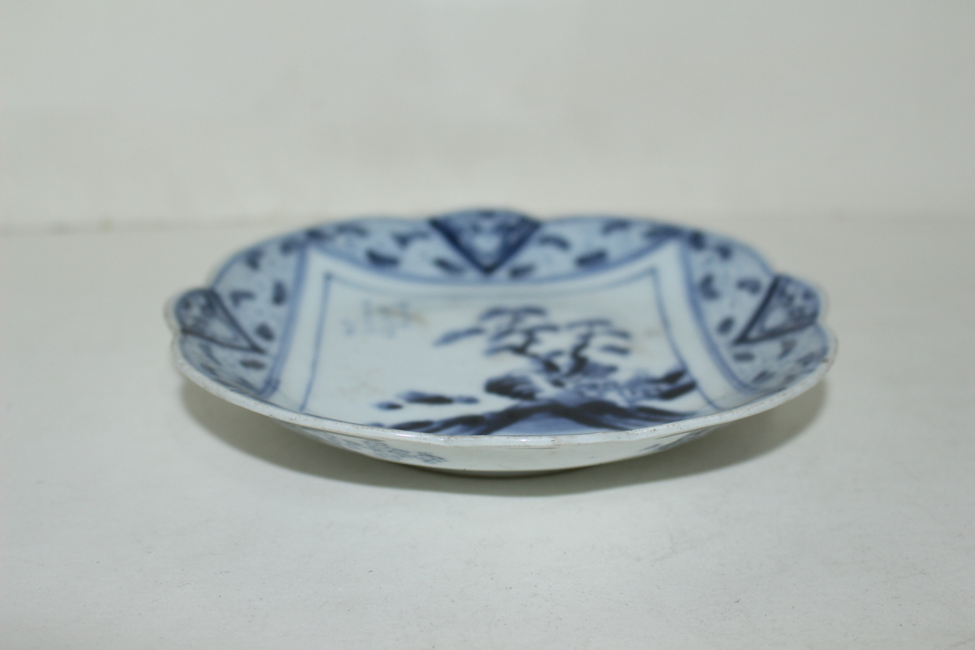 100년이상된 고이마리 청화백자 노송산수문 화형완