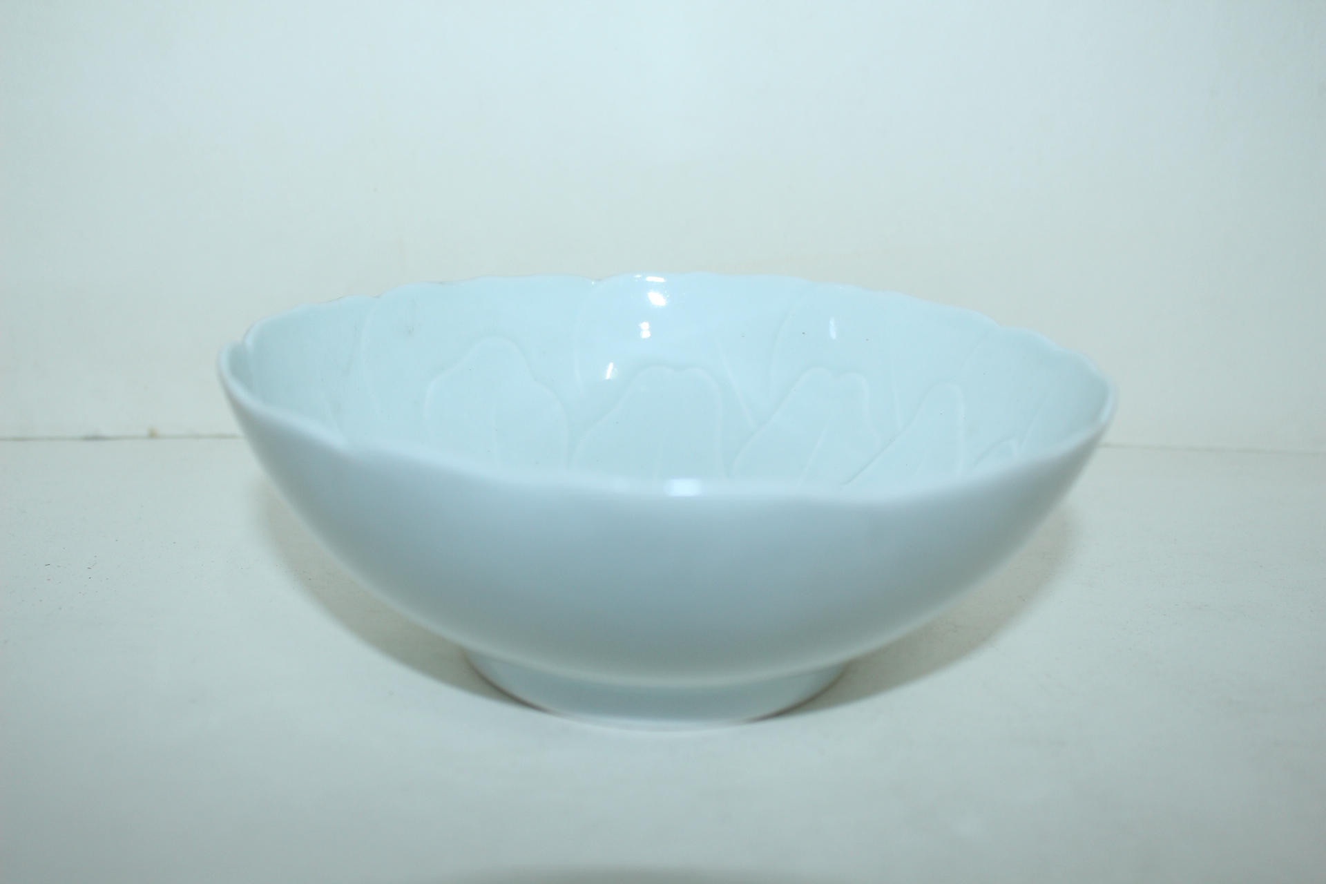 순백자 양각화문 화형완