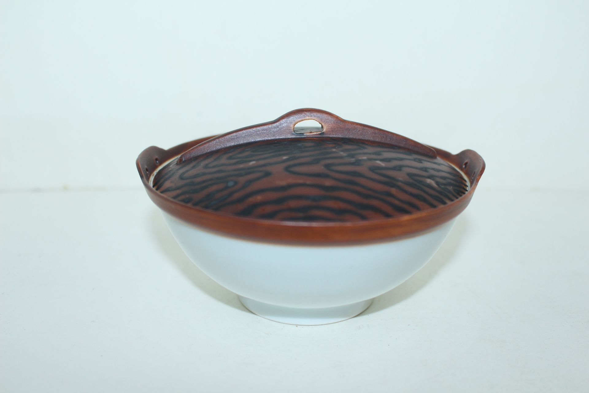 연대가좋은 이마리 철화청자 솥모양 개완