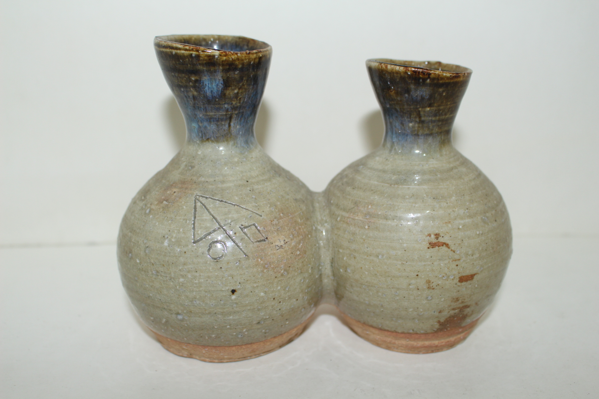 특이한 모양의 청자 쌍호