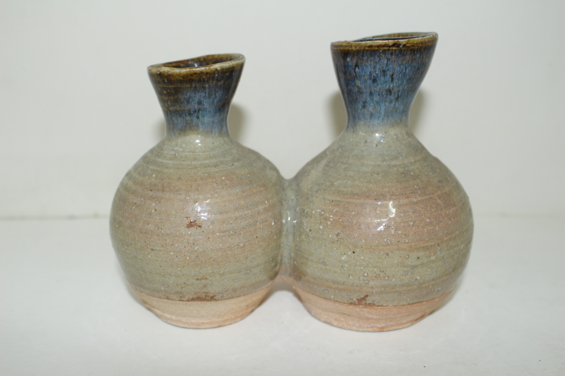 특이한 모양의 청자 쌍호