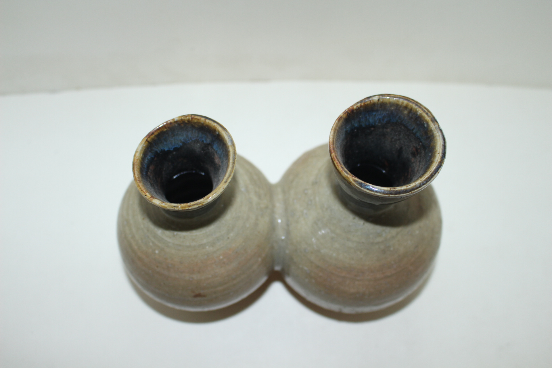 특이한 모양의 청자 쌍호