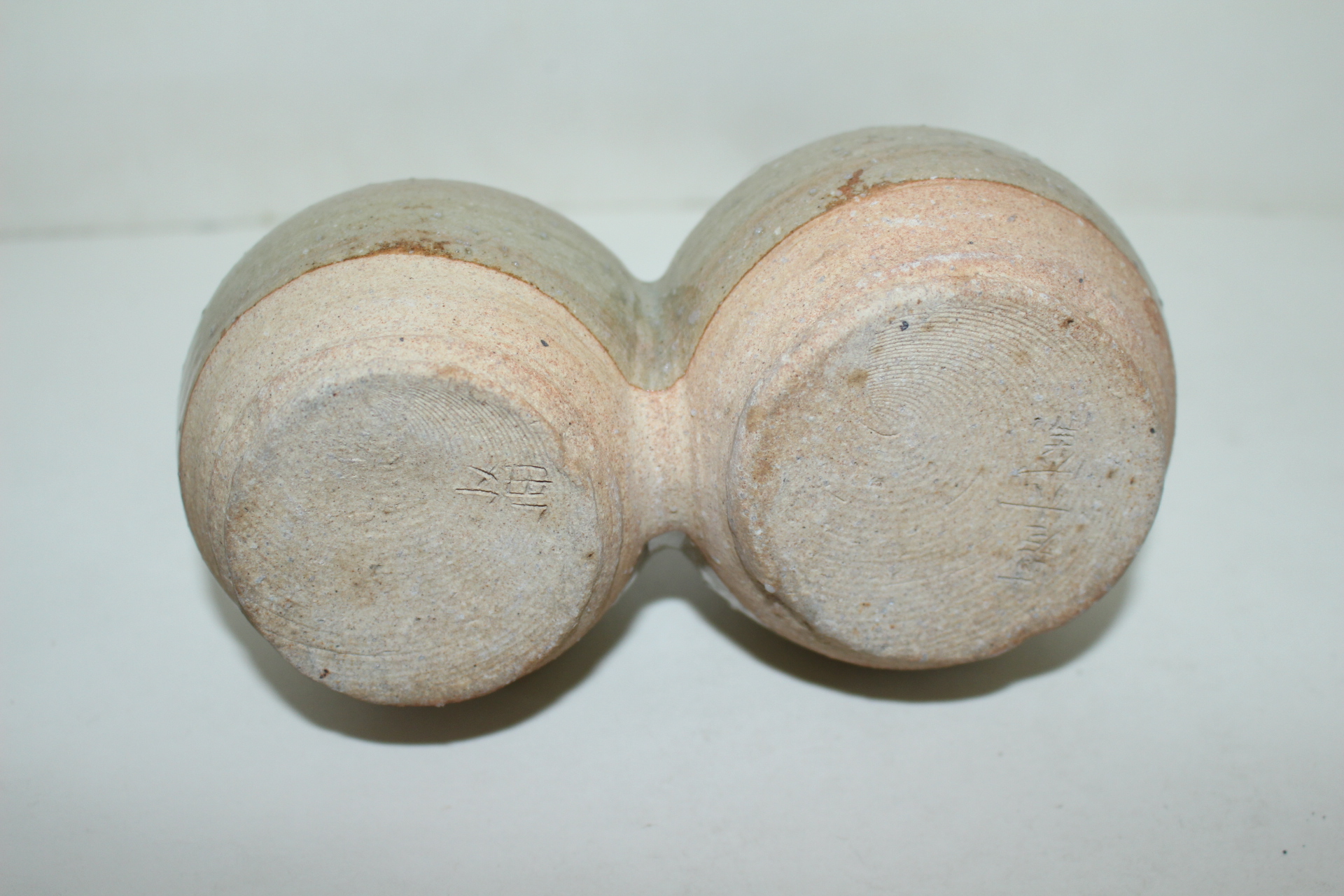 특이한 모양의 청자 쌍호